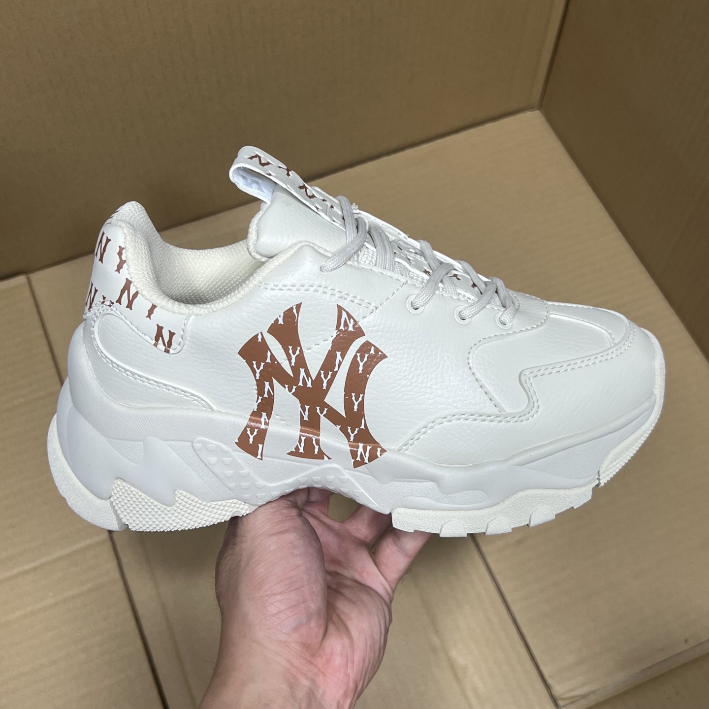 双十二福利开冲！ 正品级MLB老爹鞋特价！ 尺码36.5-45，全码输出！ 重磅福利来袭，平台冲正版本！市场顶流品质，区别市场垃圾货特价！ 无忧售后 两位数开冲！