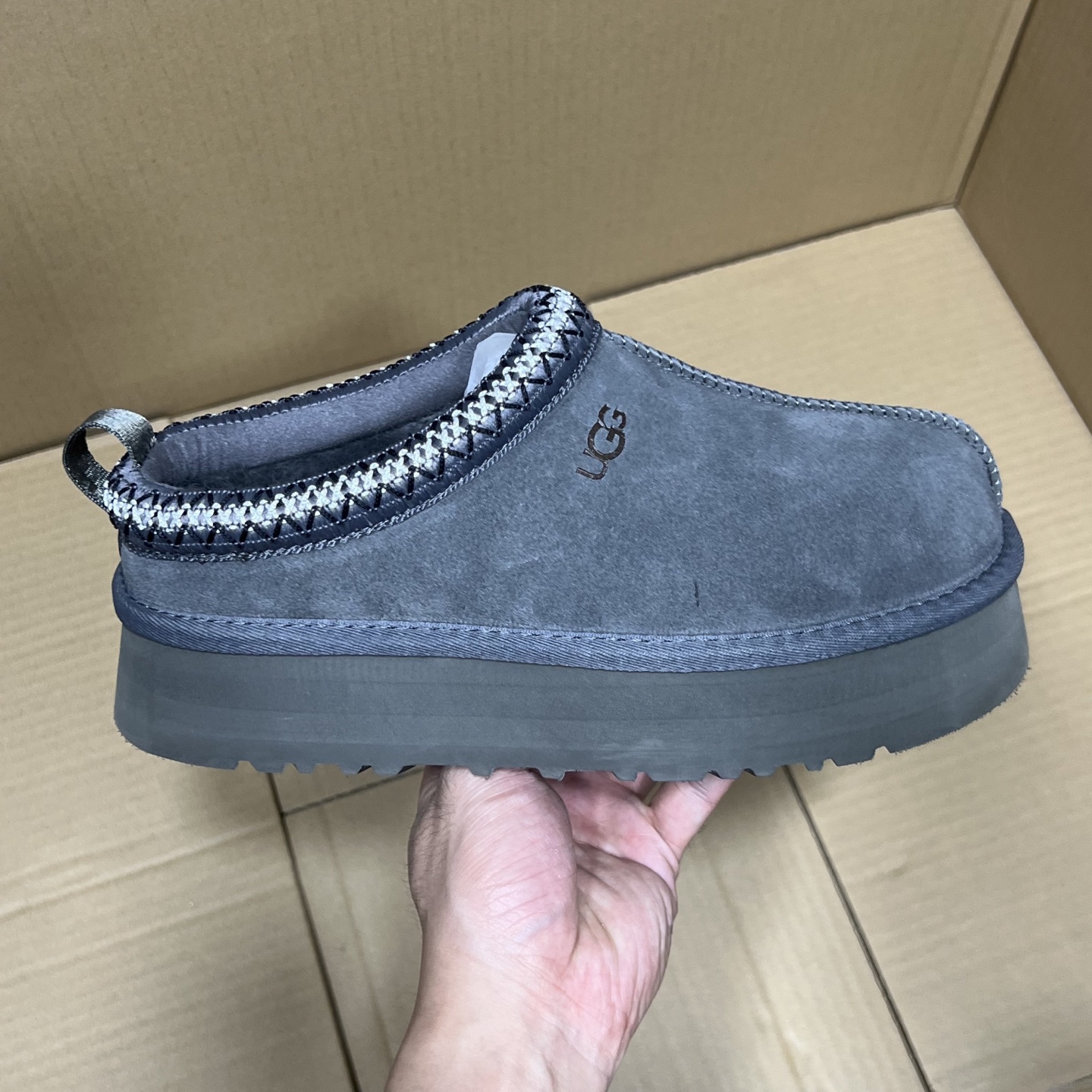 绿X版UGG系列! 全码输出! 独家UGG出货,平台充正版本!品质如图所示,羊皮毛一体!材料 细节 也是数一数二的存在!售前 售后 也不是其它工厂可比,各位放心冲!