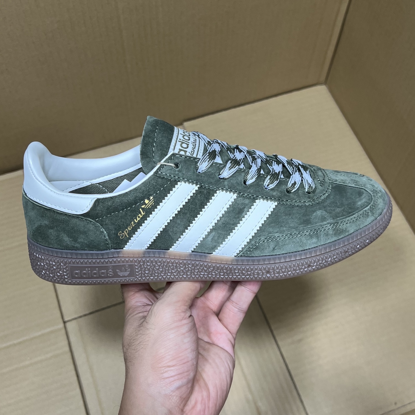 神版阿迪手球系列！ 尺码35.5-45，全码现货！ 目前市场在售最强版本！工艺巅峰 精益求精！品质 细节 做工绝对到位！原盒包装，价格依旧独具市场一绝！ 编码AB325847