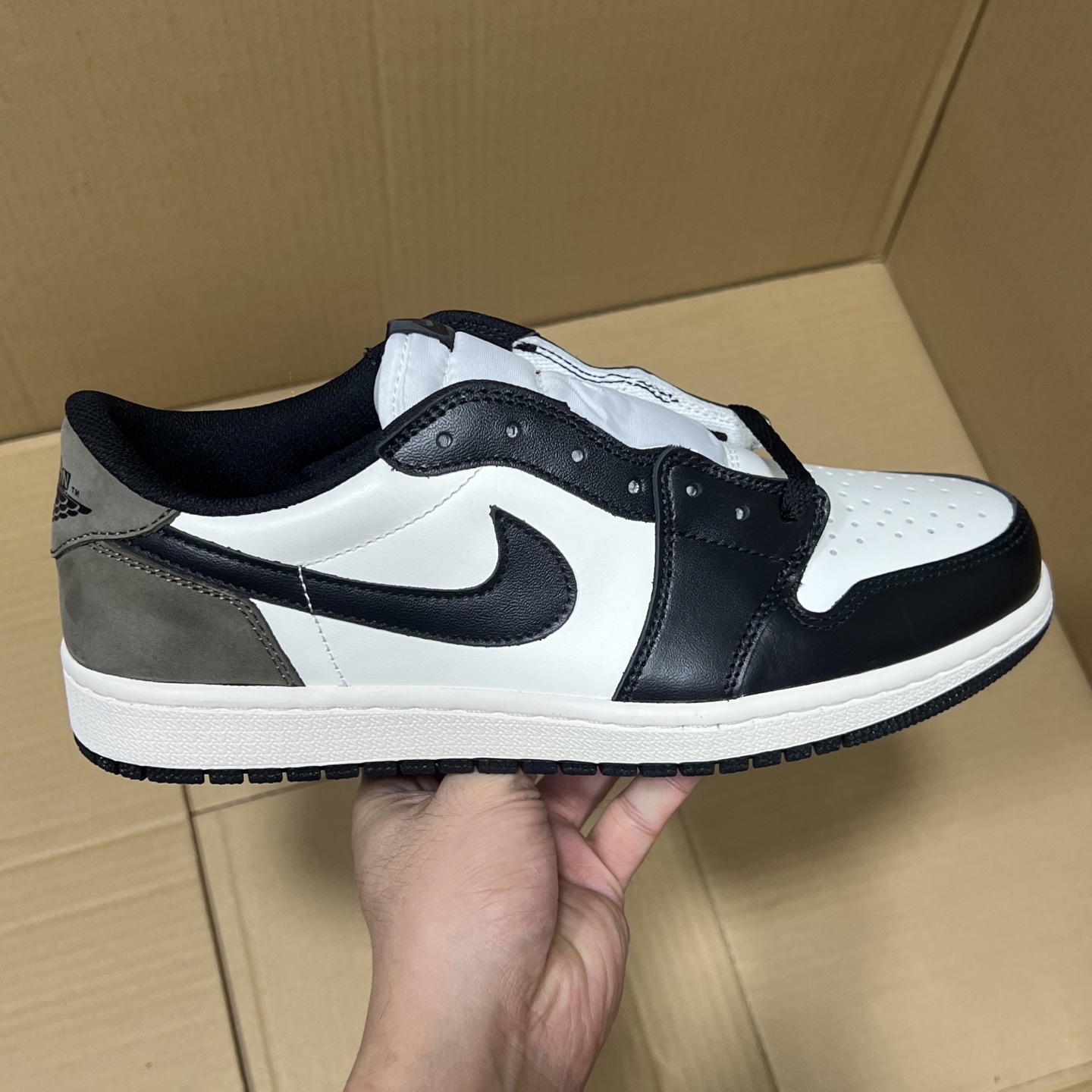 新KZ版
aj1倒钩低帮系列！
尺码35.5-48.5 全码出货！
原外贸大厂原班人马打造！曾经的销量之王！品质毋庸置疑，绝对吊打市场同品质 同价位版本！
编码AB295863