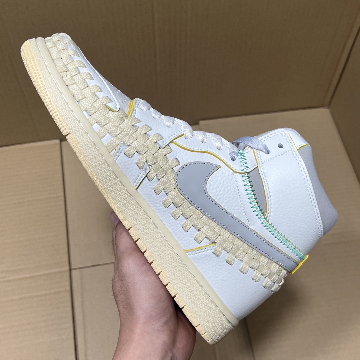 推荐特价💰159！ 
莞产纯原AJ1高帮编织特价！
尺码36-46，全码输出！
外贸纯原大厂出品，正确原装大盒！公司原档案原数据编织拼接鞋面，品质妥妥的好货！欢迎外贸大哥合作！
编码AB325869