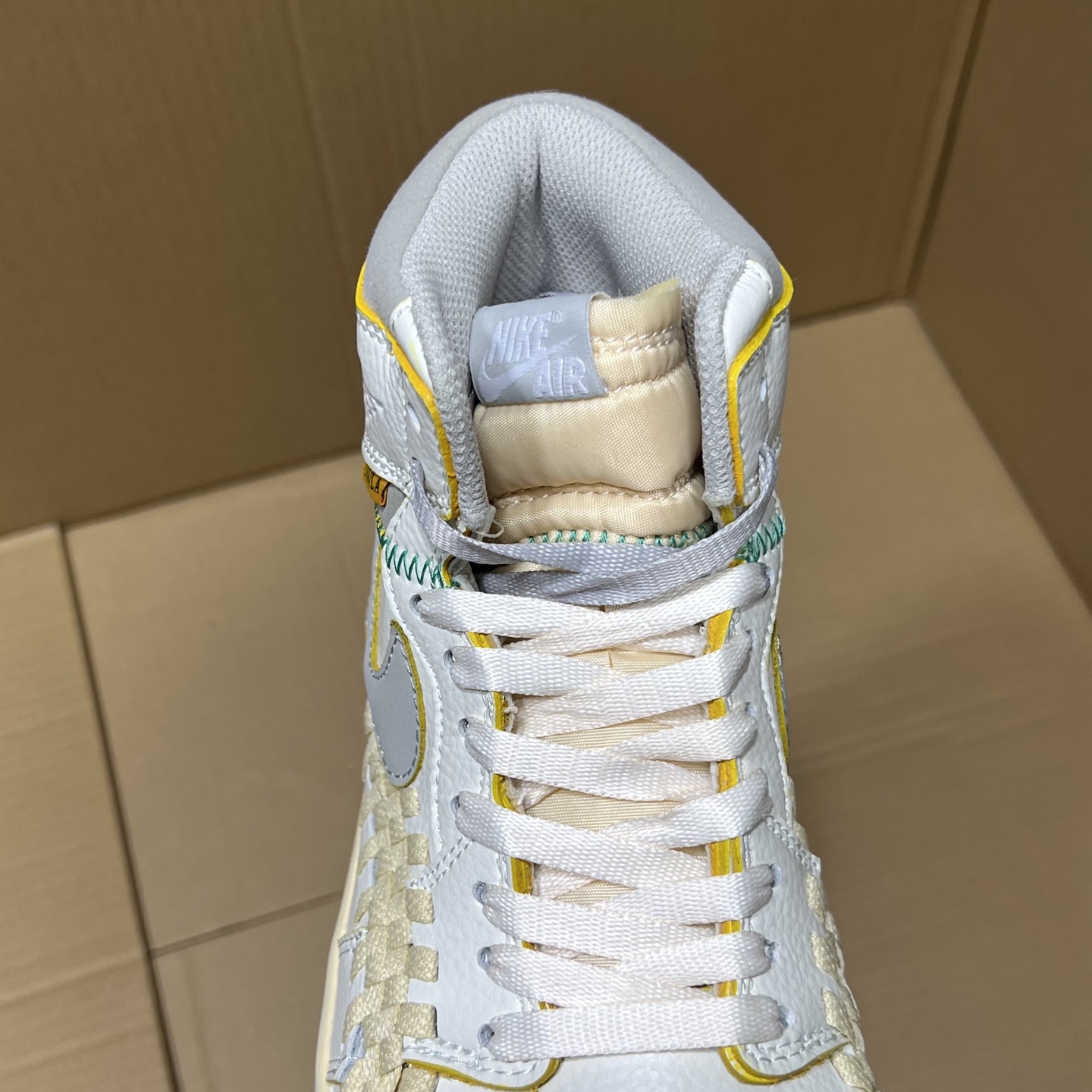 推荐特价💰159！ 
莞产纯原AJ1高帮编织特价！
尺码36-46，全码输出！
外贸纯原大厂出品，正确原装大盒！公司原档案原数据编织拼接鞋面，品质妥妥的好货！欢迎外贸大哥合作！
编码AB325869