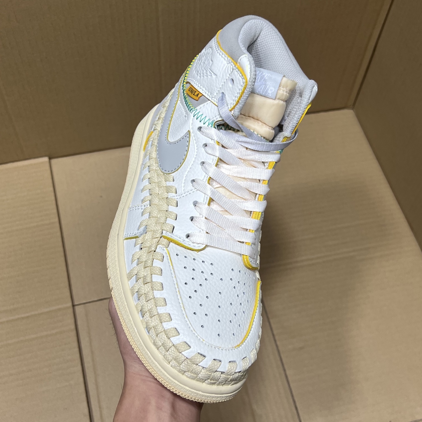 推荐特价💰159！ 
莞产纯原AJ1高帮编织特价！
尺码36-46，全码输出！
外贸纯原大厂出品，正确原装大盒！公司原档案原数据编织拼接鞋面，品质妥妥的好货！欢迎外贸大哥合作！
编码AB325869