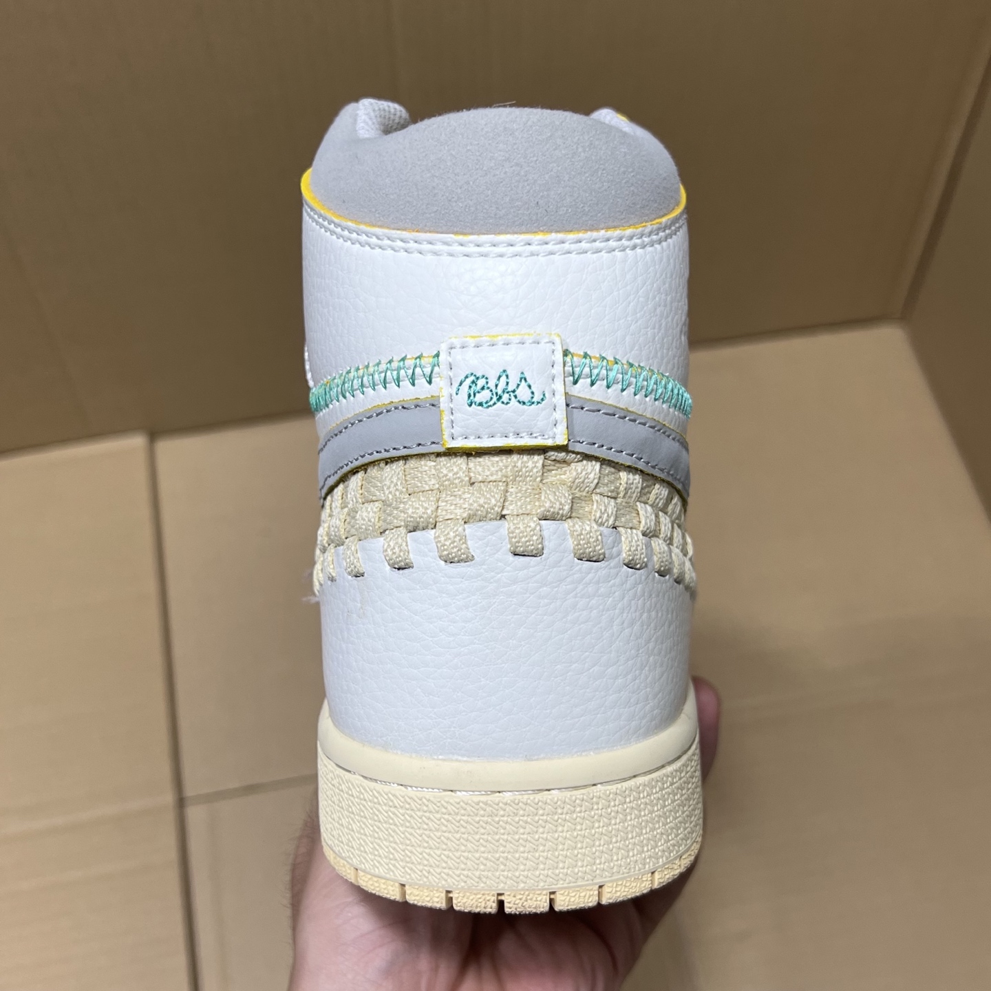 推荐特价💰159！ 
莞产纯原AJ1高帮编织特价！
尺码36-46，全码输出！
外贸纯原大厂出品，正确原装大盒！公司原档案原数据编织拼接鞋面，品质妥妥的好货！欢迎外贸大哥合作！
编码AB325869