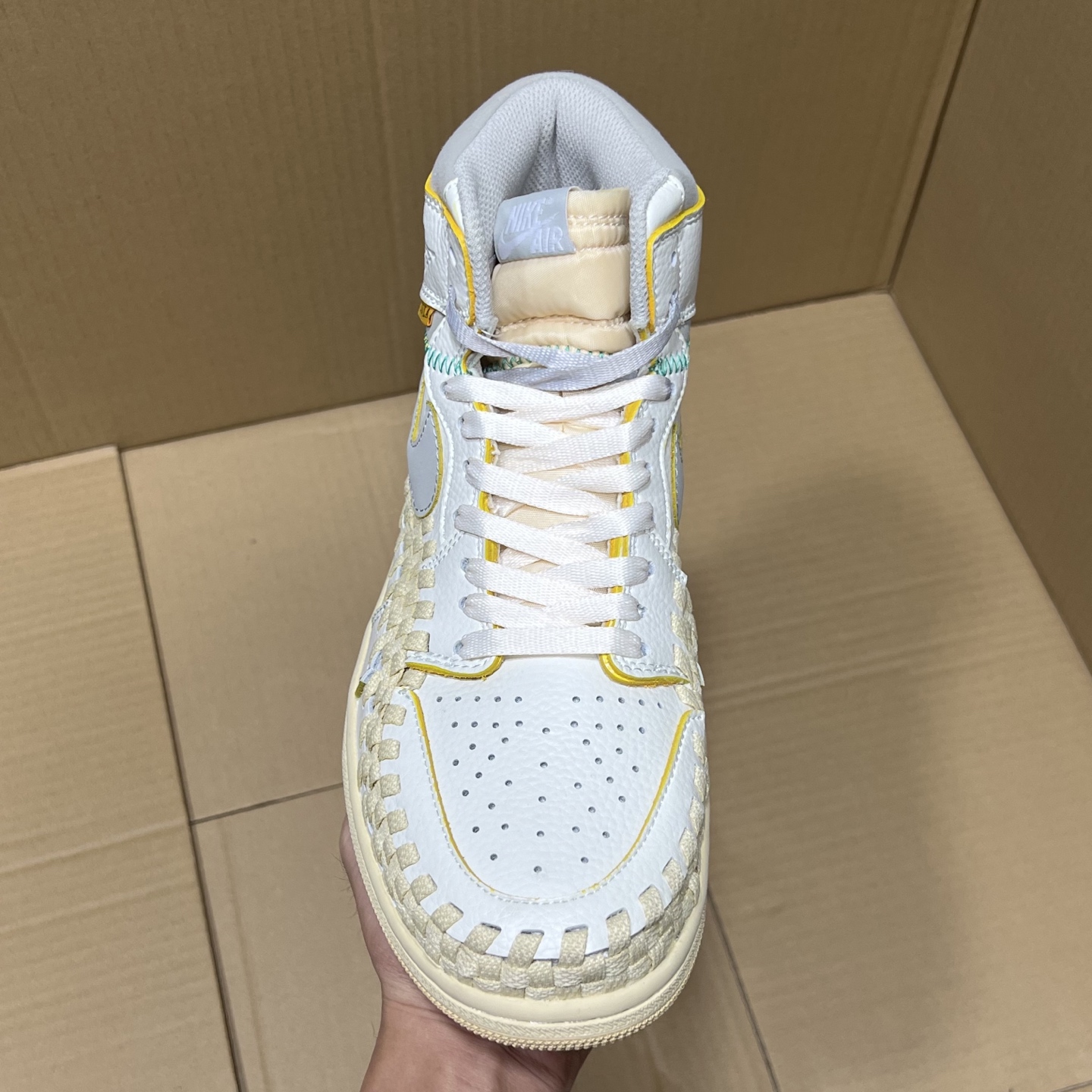 推荐特价💰159！ 
莞产纯原AJ1高帮编织特价！
尺码36-46，全码输出！
外贸纯原大厂出品，正确原装大盒！公司原档案原数据编织拼接鞋面，品质妥妥的好货！欢迎外贸大哥合作！
编码AB325869