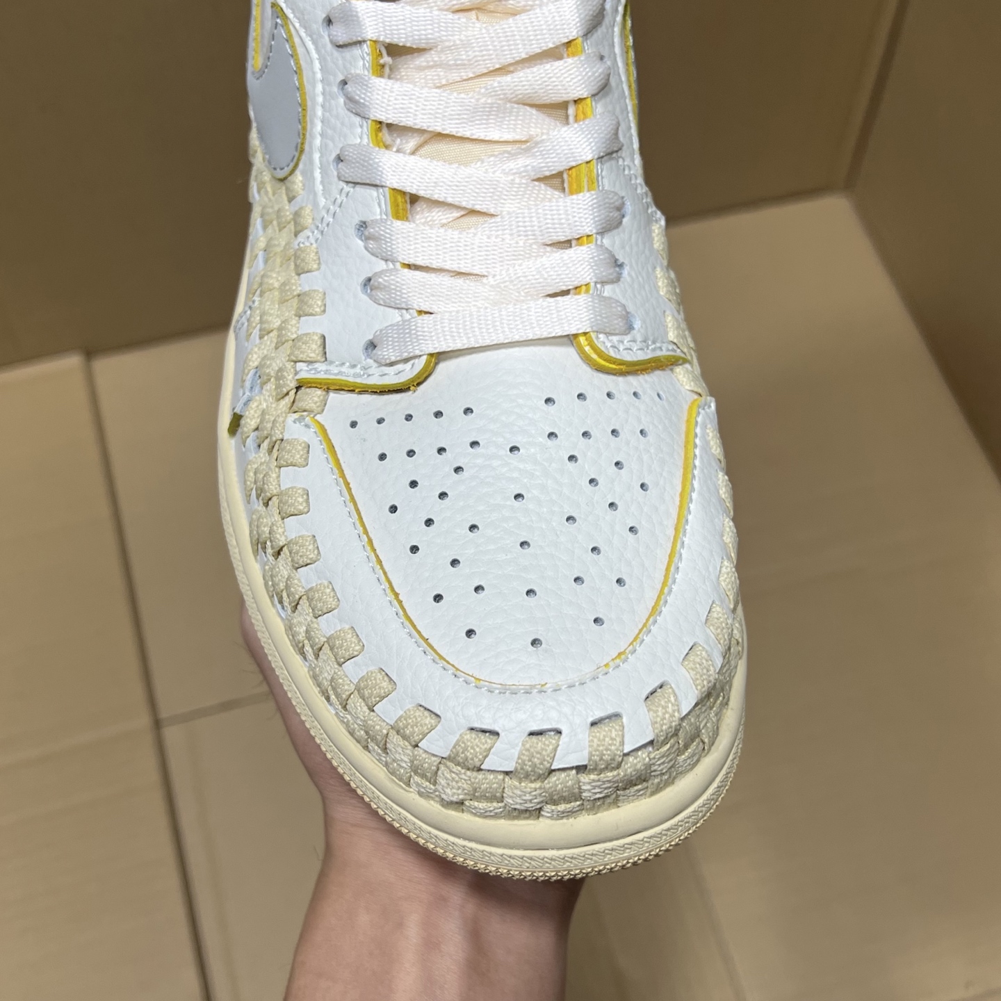 推荐特价💰159！ 
莞产纯原AJ1高帮编织特价！
尺码36-46，全码输出！
外贸纯原大厂出品，正确原装大盒！公司原档案原数据编织拼接鞋面，品质妥妥的好货！欢迎外贸大哥合作！
编码AB325869