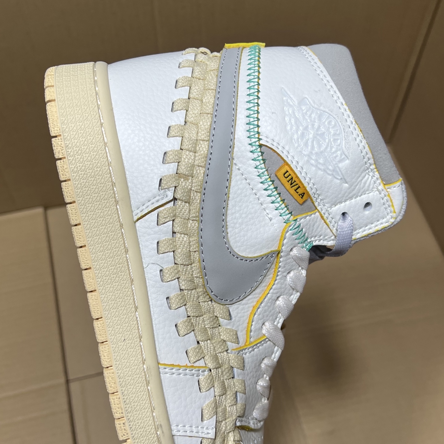 推荐特价💰159！ 
莞产纯原AJ1高帮编织特价！
尺码36-46，全码输出！
外贸纯原大厂出品，正确原装大盒！公司原档案原数据编织拼接鞋面，品质妥妥的好货！欢迎外贸大哥合作！
编码AB325869