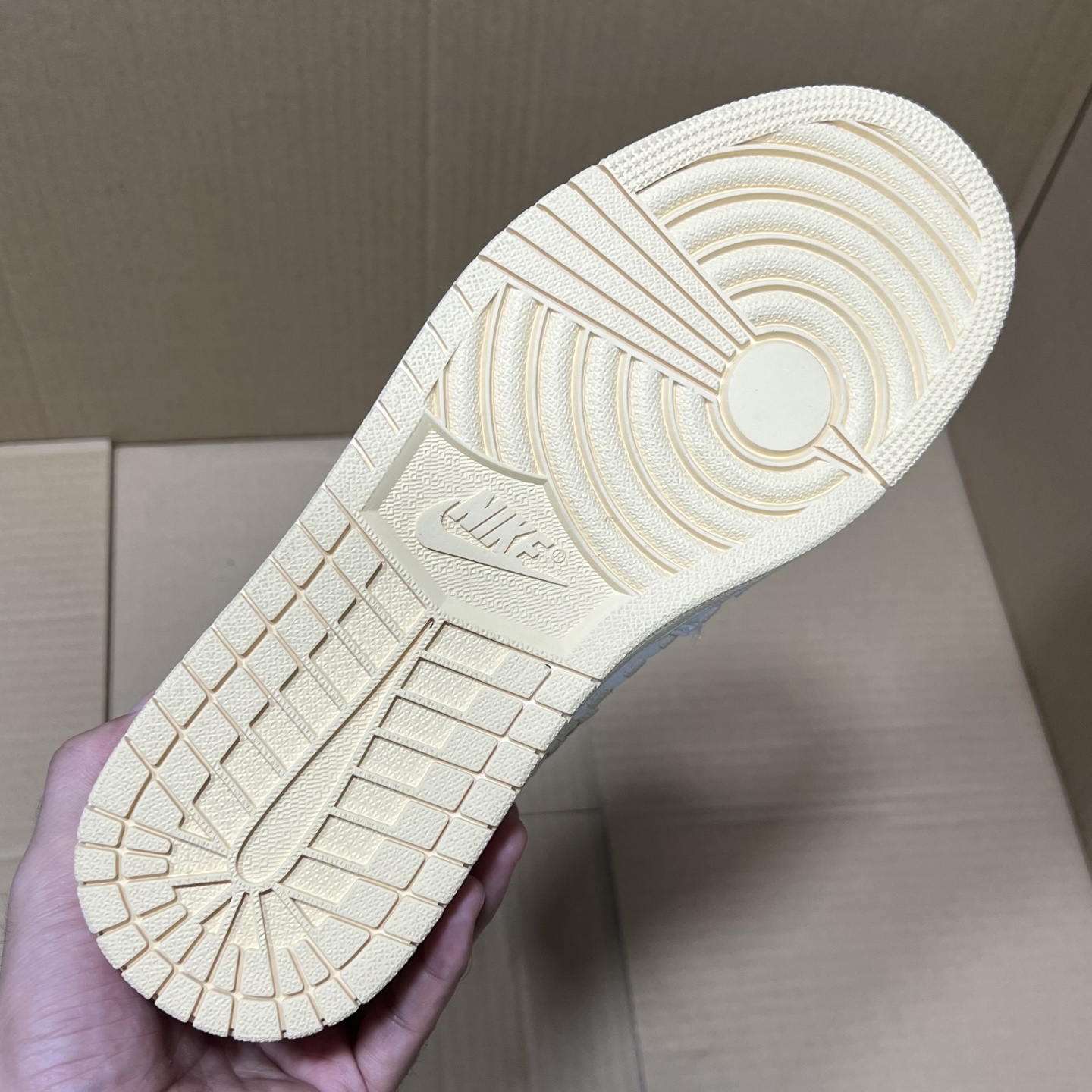 推荐特价💰159！ 
莞产纯原AJ1高帮编织特价！
尺码36-46，全码输出！
外贸纯原大厂出品，正确原装大盒！公司原档案原数据编织拼接鞋面，品质妥妥的好货！欢迎外贸大哥合作！
编码AB325869