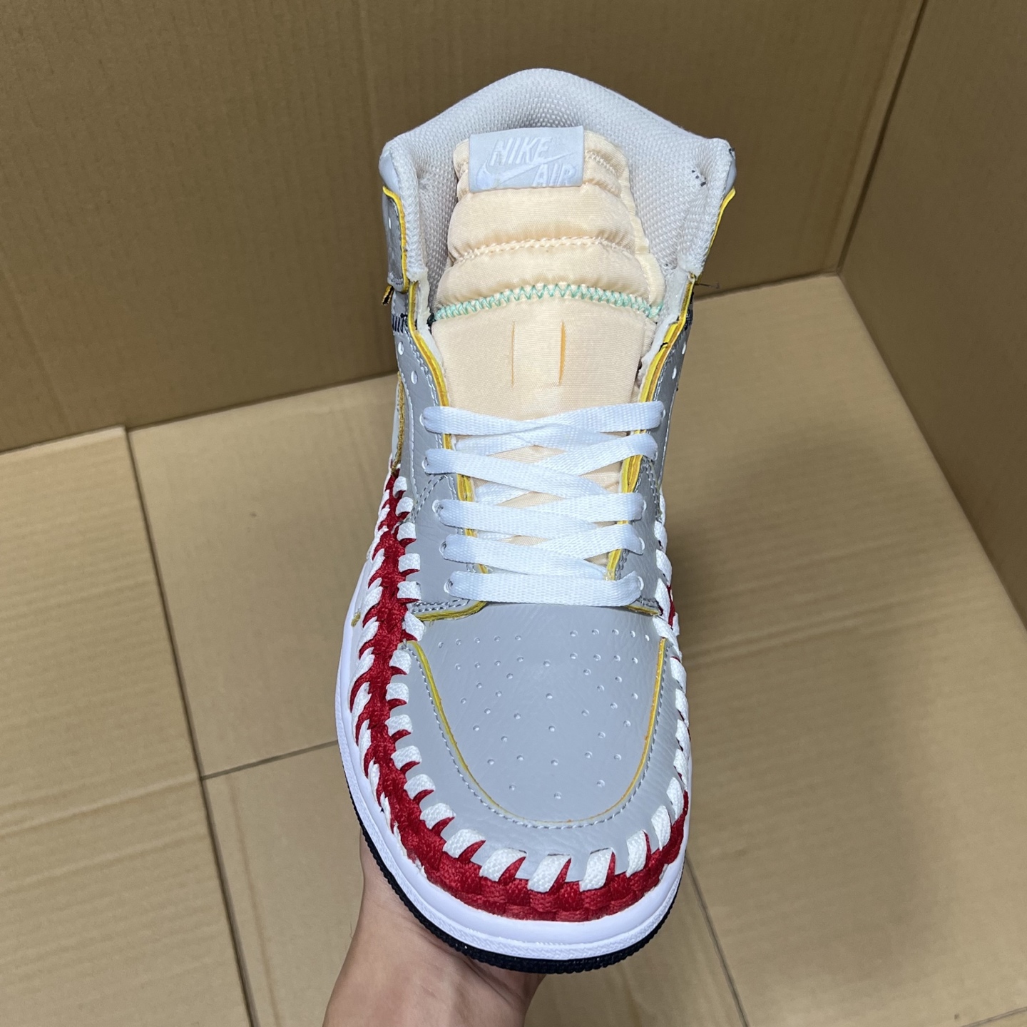 推荐特价💰159！ 
莞产纯原AJ1高帮编织特价！
尺码36-46，全码输出！
外贸纯原大厂出品，正确原装大盒！公司原档案原数据编织拼接鞋面，品质妥妥的好货！欢迎外贸大哥合作！
编码AB325869