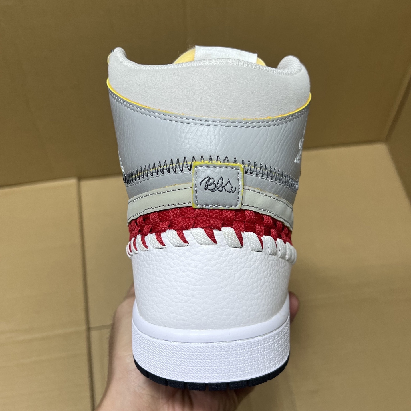 推荐特价💰159！ 
莞产纯原AJ1高帮编织特价！
尺码36-46，全码输出！
外贸纯原大厂出品，正确原装大盒！公司原档案原数据编织拼接鞋面，品质妥妥的好货！欢迎外贸大哥合作！
编码AB325869