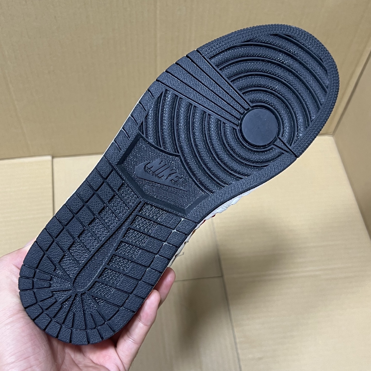 推荐特价💰159！ 
莞产纯原AJ1高帮编织特价！
尺码36-46，全码输出！
外贸纯原大厂出品，正确原装大盒！公司原档案原数据编织拼接鞋面，品质妥妥的好货！欢迎外贸大哥合作！
编码AB325869