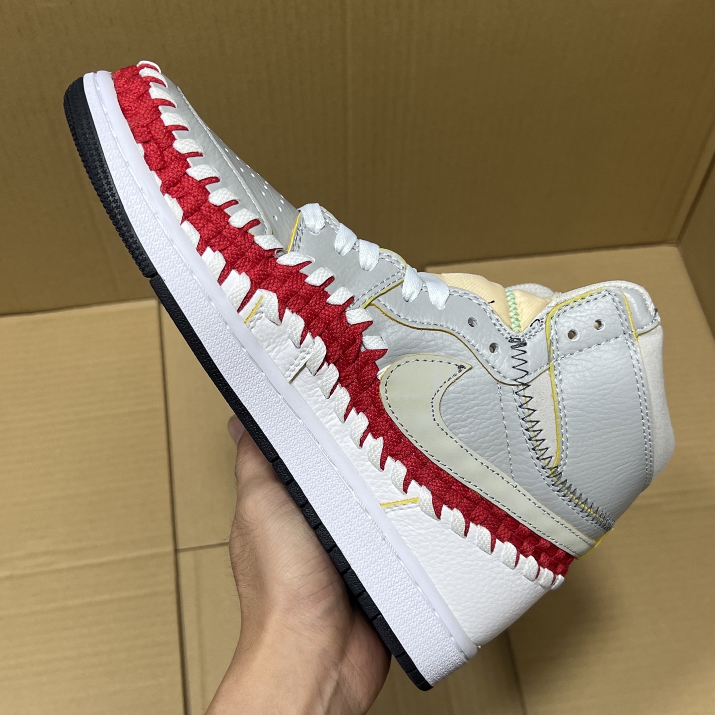 推荐特价💰159！ 
莞产纯原AJ1高帮编织特价！
尺码36-46，全码输出！
外贸纯原大厂出品，正确原装大盒！公司原档案原数据编织拼接鞋面，品质妥妥的好货！欢迎外贸大哥合作！
编码AB325869