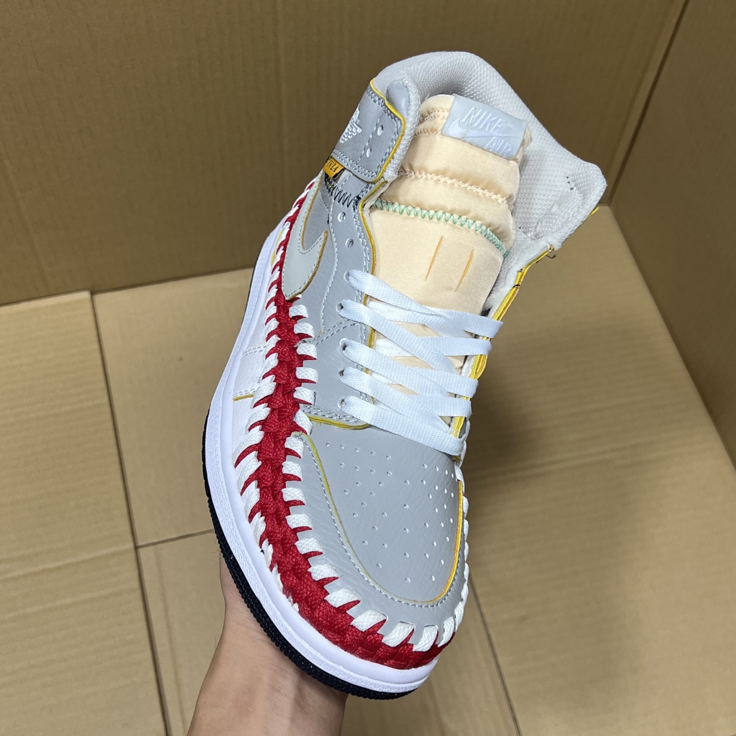 推荐特价💰159！ 
莞产纯原AJ1高帮编织特价！
尺码36-46，全码输出！
外贸纯原大厂出品，正确原装大盒！公司原档案原数据编织拼接鞋面，品质妥妥的好货！欢迎外贸大哥合作！
编码AB325869