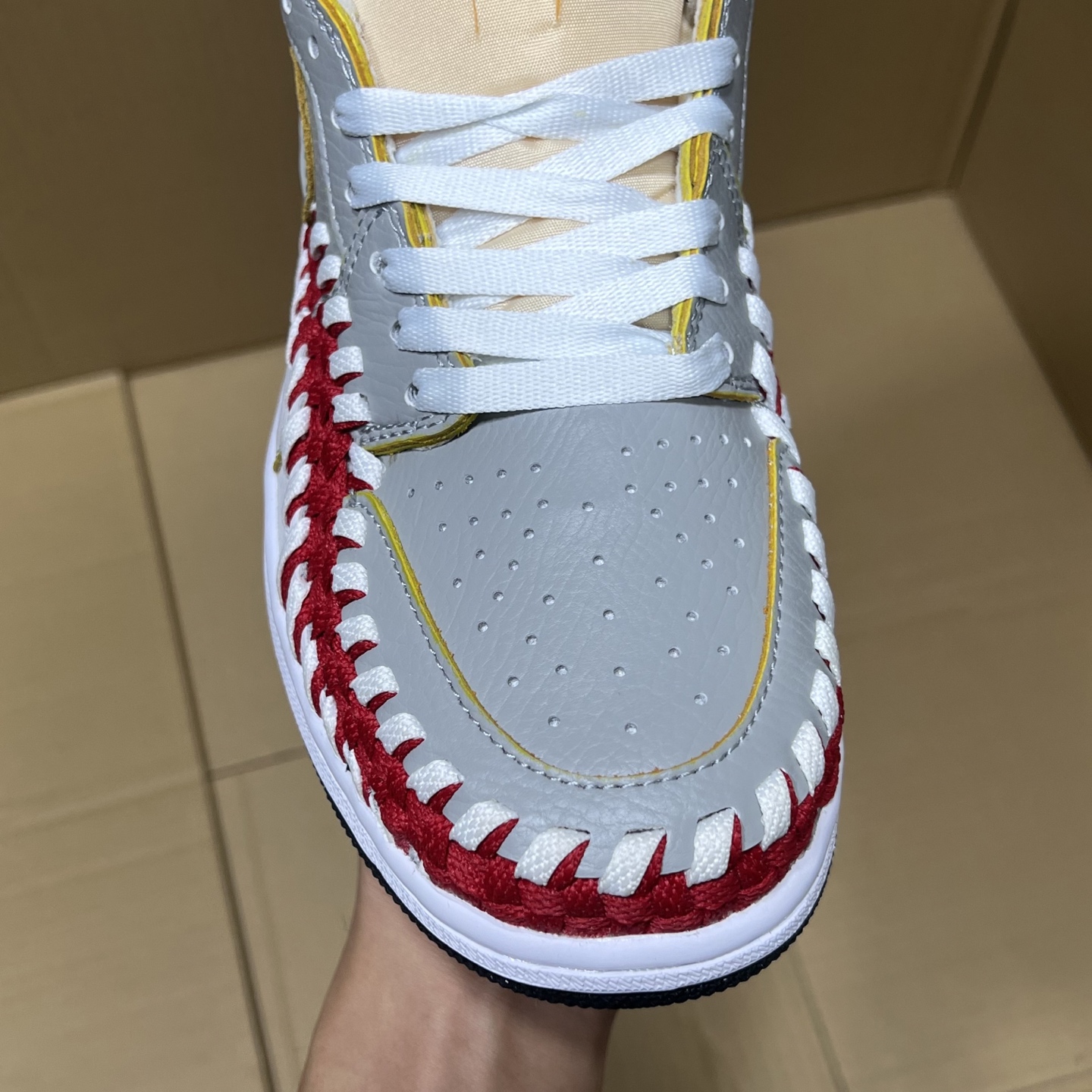 推荐特价💰159！ 
莞产纯原AJ1高帮编织特价！
尺码36-46，全码输出！
外贸纯原大厂出品，正确原装大盒！公司原档案原数据编织拼接鞋面，品质妥妥的好货！欢迎外贸大哥合作！
编码AB325869