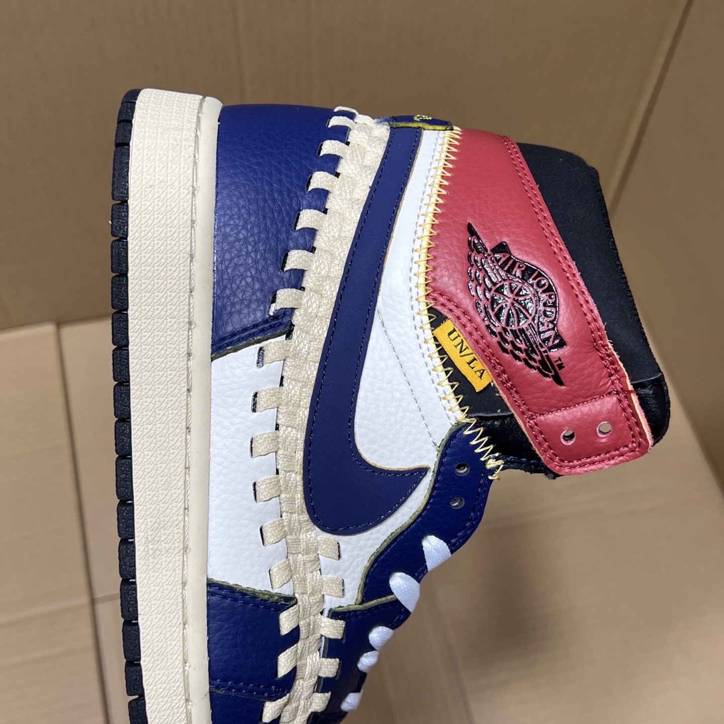 推荐特价💰159！ 
莞产纯原AJ1高帮编织特价！
尺码36-46，全码输出！
外贸纯原大厂出品，正确原装大盒！公司原档案原数据编织拼接鞋面，品质妥妥的好货！欢迎外贸大哥合作！
编码AB325869