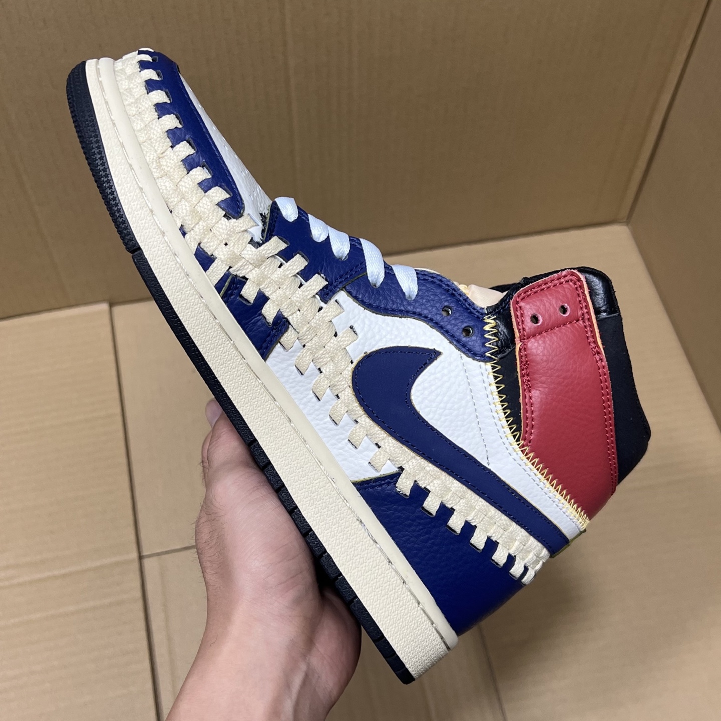 推荐特价💰159！ 
莞产纯原AJ1高帮编织特价！
尺码36-46，全码输出！
外贸纯原大厂出品，正确原装大盒！公司原档案原数据编织拼接鞋面，品质妥妥的好货！欢迎外贸大哥合作！
编码AB325869