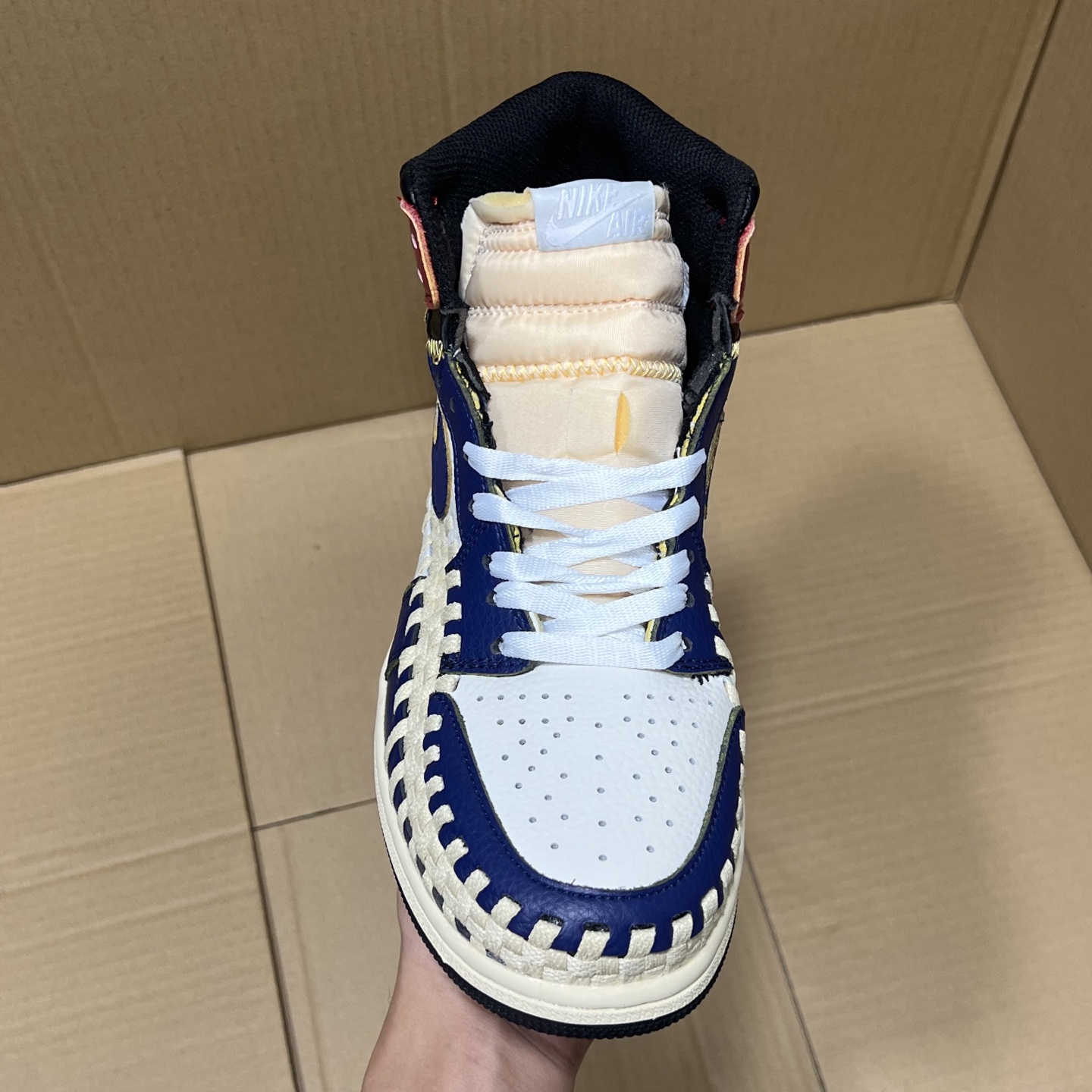 推荐特价💰159！ 
莞产纯原AJ1高帮编织特价！
尺码36-46，全码输出！
外贸纯原大厂出品，正确原装大盒！公司原档案原数据编织拼接鞋面，品质妥妥的好货！欢迎外贸大哥合作！
编码AB325869