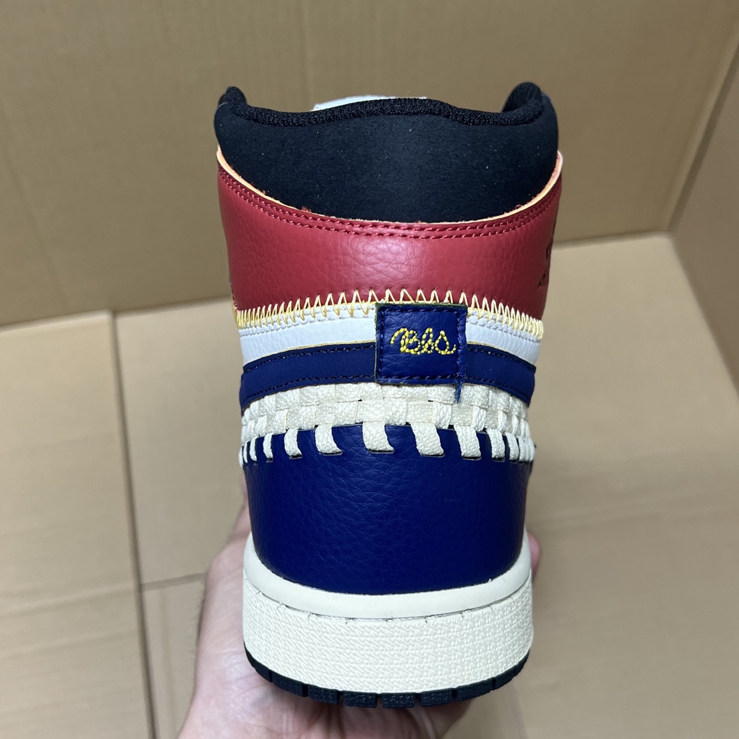 推荐特价💰159！ 
莞产纯原AJ1高帮编织特价！
尺码36-46，全码输出！
外贸纯原大厂出品，正确原装大盒！公司原档案原数据编织拼接鞋面，品质妥妥的好货！欢迎外贸大哥合作！
编码AB325869