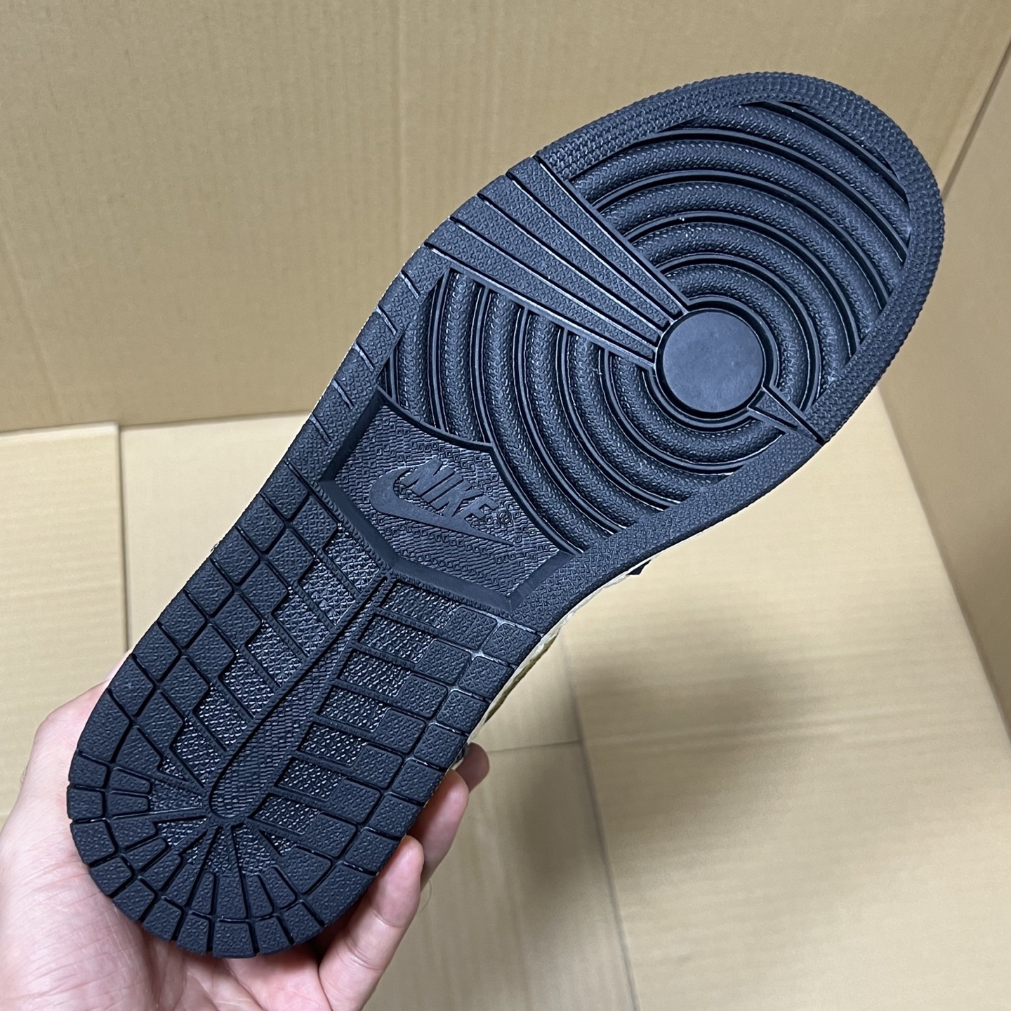 推荐特价💰159！ 
莞产纯原AJ1高帮编织特价！
尺码36-46，全码输出！
外贸纯原大厂出品，正确原装大盒！公司原档案原数据编织拼接鞋面，品质妥妥的好货！欢迎外贸大哥合作！
编码AB325869