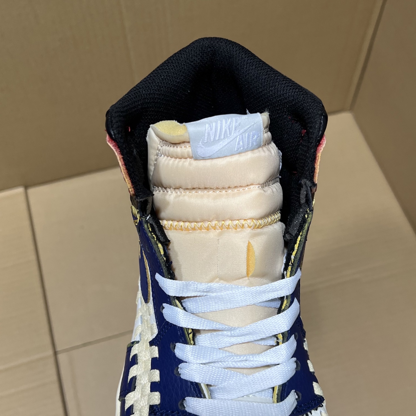 推荐特价💰159！ 
莞产纯原AJ1高帮编织特价！
尺码36-46，全码输出！
外贸纯原大厂出品，正确原装大盒！公司原档案原数据编织拼接鞋面，品质妥妥的好货！欢迎外贸大哥合作！
编码AB325869