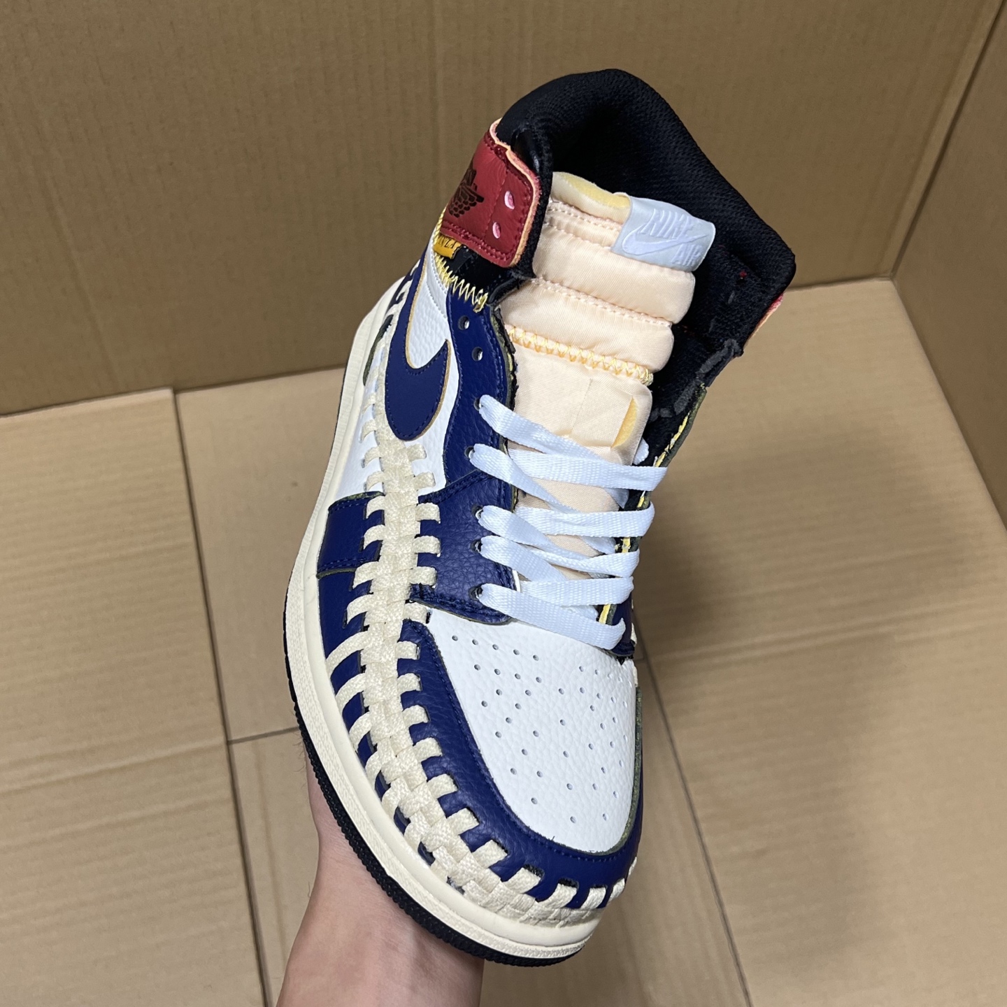 推荐特价💰159！ 
莞产纯原AJ1高帮编织特价！
尺码36-46，全码输出！
外贸纯原大厂出品，正确原装大盒！公司原档案原数据编织拼接鞋面，品质妥妥的好货！欢迎外贸大哥合作！
编码AB325869