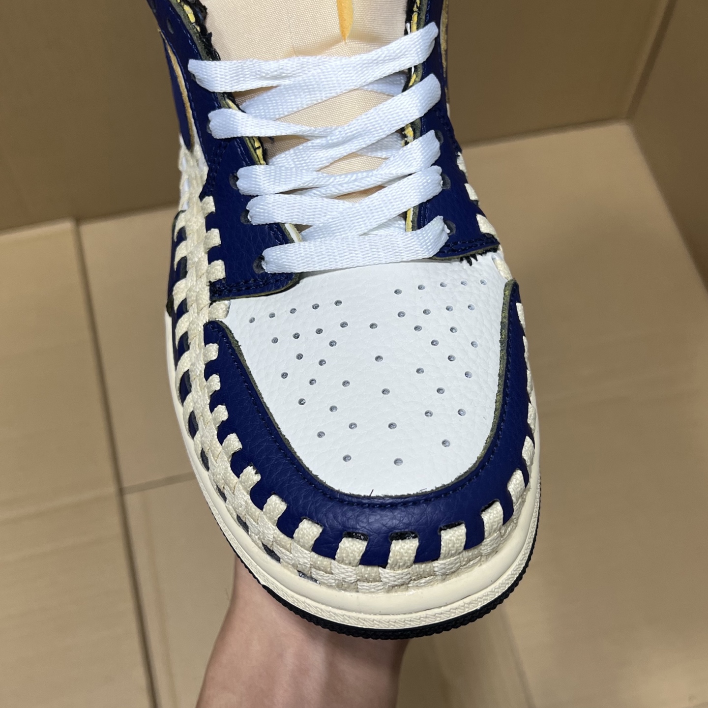 推荐特价💰159！ 
莞产纯原AJ1高帮编织特价！
尺码36-46，全码输出！
外贸纯原大厂出品，正确原装大盒！公司原档案原数据编织拼接鞋面，品质妥妥的好货！欢迎外贸大哥合作！
编码AB325869