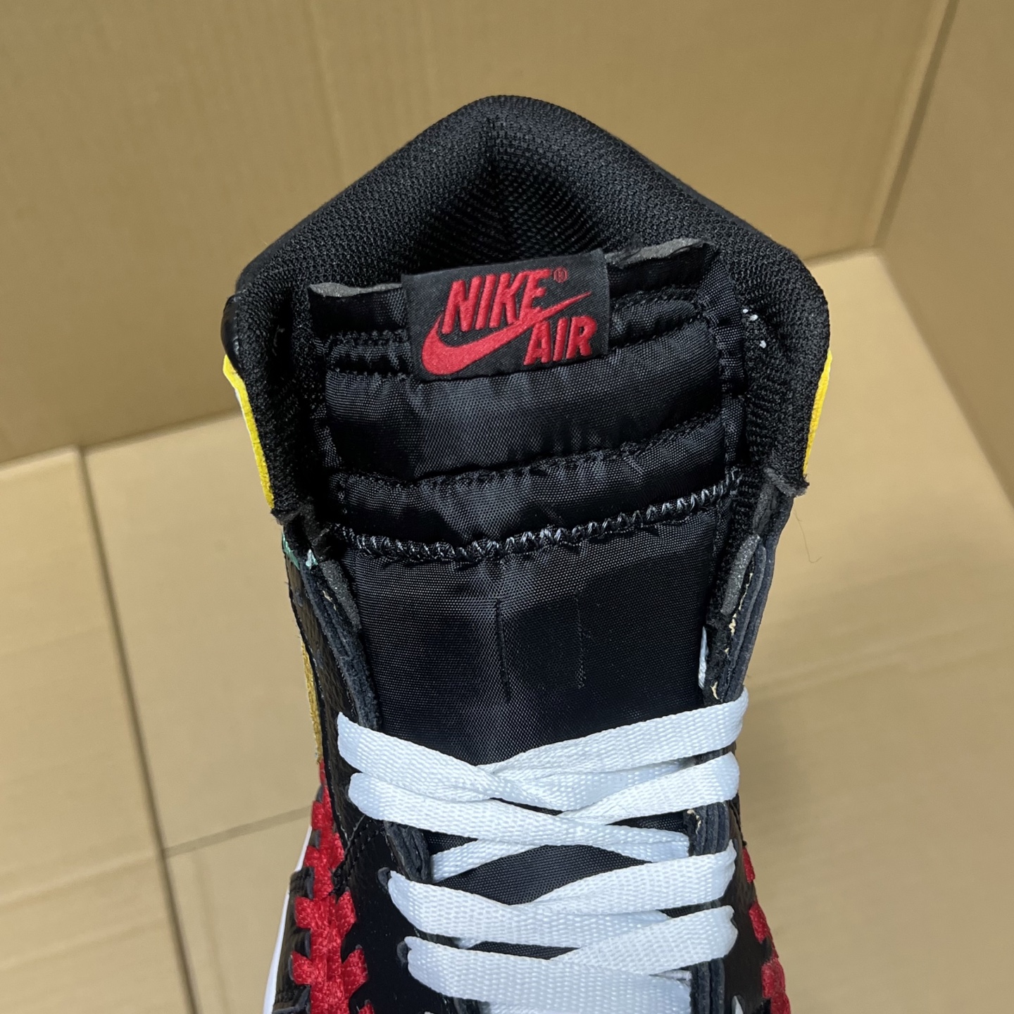 推荐特价💰159！ 
莞产纯原AJ1高帮编织特价！
尺码36-46，全码输出！
外贸纯原大厂出品，正确原装大盒！公司原档案原数据编织拼接鞋面，品质妥妥的好货！欢迎外贸大哥合作！
编码AB325869