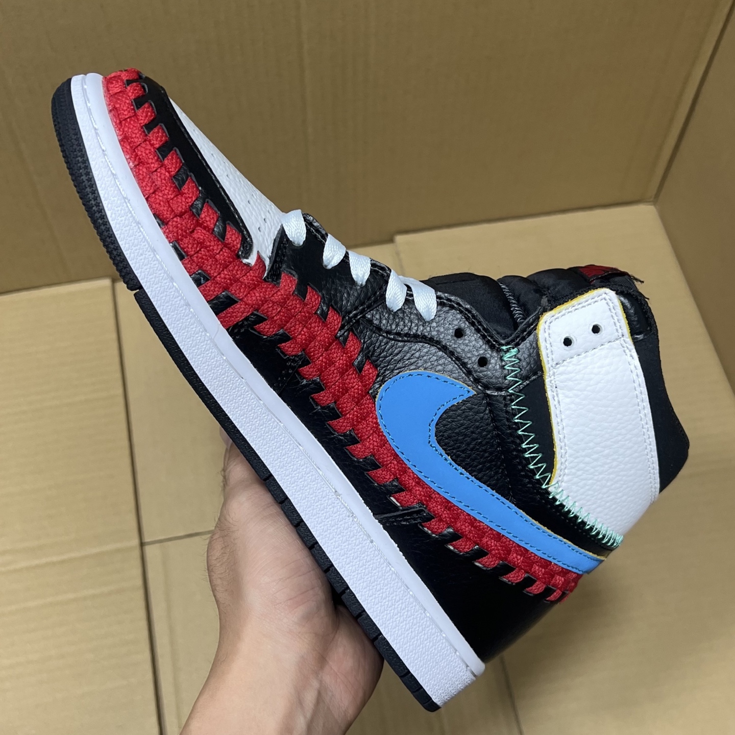 推荐特价💰159！ 
莞产纯原AJ1高帮编织特价！
尺码36-46，全码输出！
外贸纯原大厂出品，正确原装大盒！公司原档案原数据编织拼接鞋面，品质妥妥的好货！欢迎外贸大哥合作！
编码AB325869