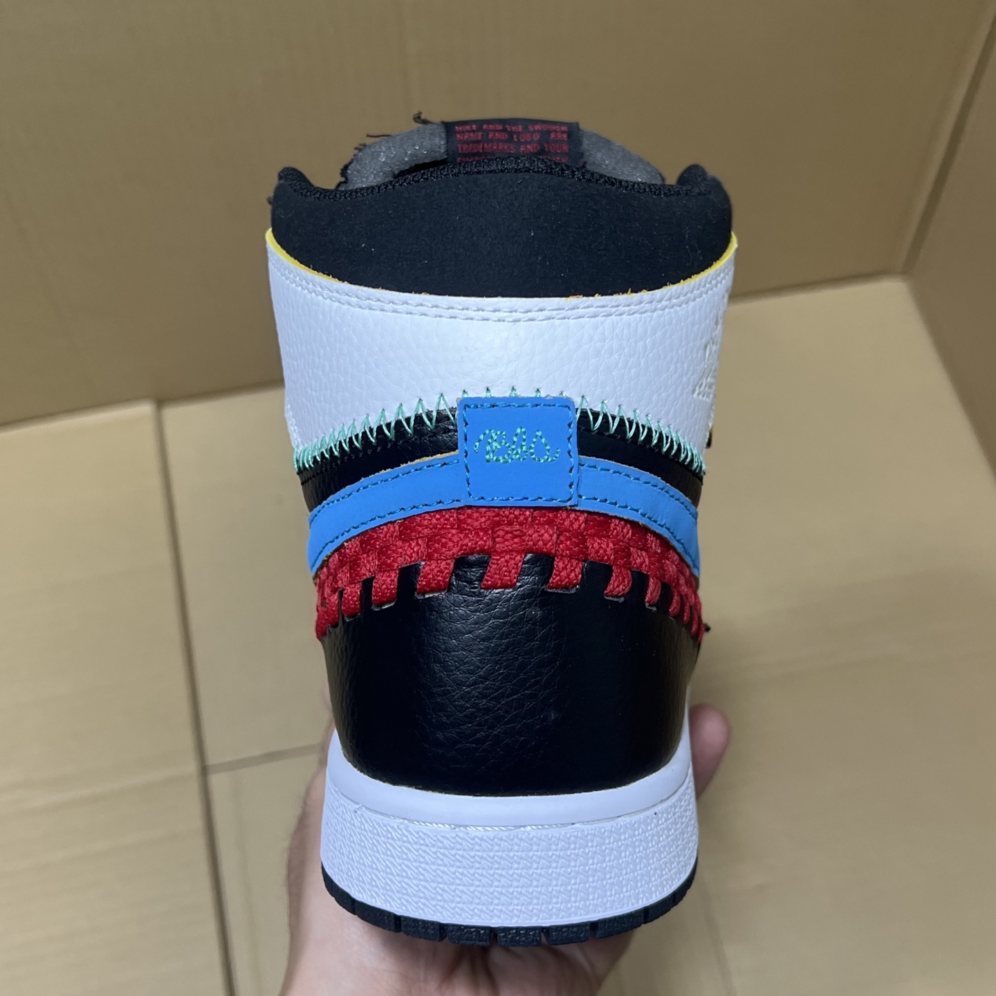 推荐特价💰159！ 
莞产纯原AJ1高帮编织特价！
尺码36-46，全码输出！
外贸纯原大厂出品，正确原装大盒！公司原档案原数据编织拼接鞋面，品质妥妥的好货！欢迎外贸大哥合作！
编码AB325869