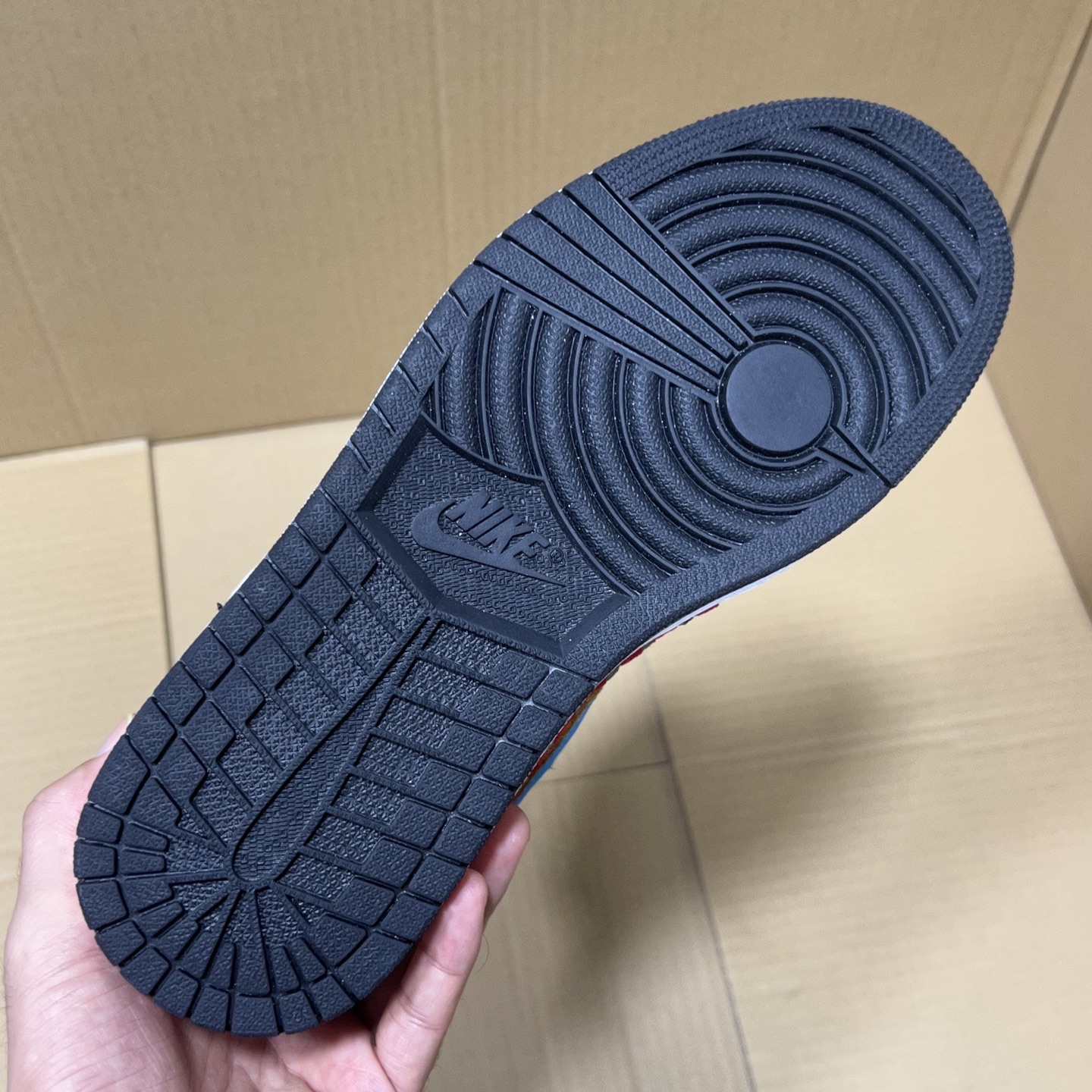 推荐特价💰159！ 
莞产纯原AJ1高帮编织特价！
尺码36-46，全码输出！
外贸纯原大厂出品，正确原装大盒！公司原档案原数据编织拼接鞋面，品质妥妥的好货！欢迎外贸大哥合作！
编码AB325869