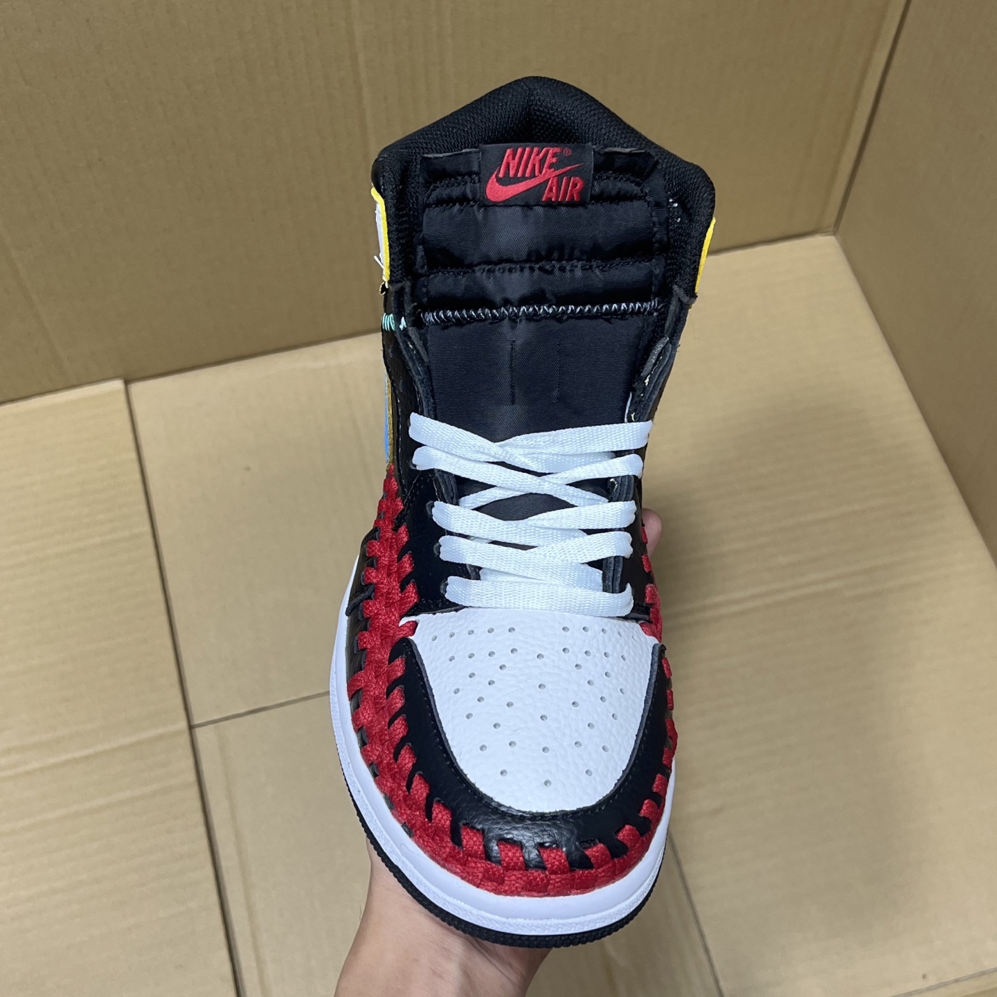 推荐特价💰159！ 
莞产纯原AJ1高帮编织特价！
尺码36-46，全码输出！
外贸纯原大厂出品，正确原装大盒！公司原档案原数据编织拼接鞋面，品质妥妥的好货！欢迎外贸大哥合作！
编码AB325869