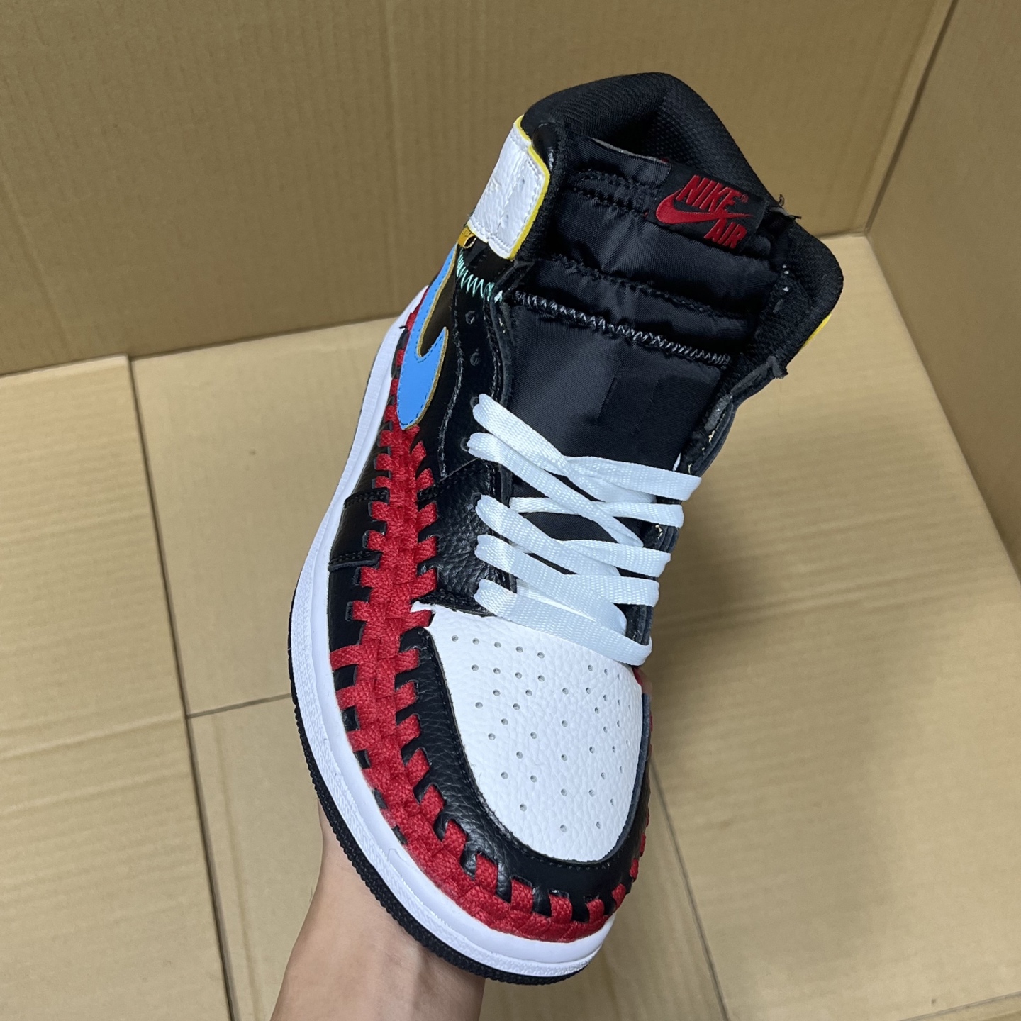 推荐特价💰159！ 
莞产纯原AJ1高帮编织特价！
尺码36-46，全码输出！
外贸纯原大厂出品，正确原装大盒！公司原档案原数据编织拼接鞋面，品质妥妥的好货！欢迎外贸大哥合作！
编码AB325869