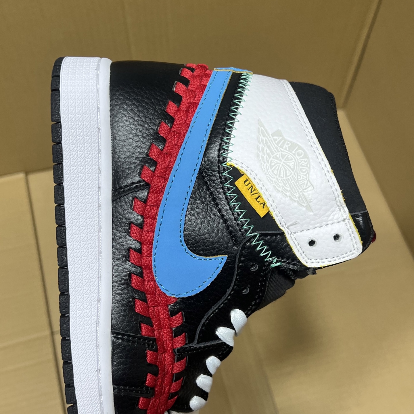 推荐特价💰159！ 
莞产纯原AJ1高帮编织特价！
尺码36-46，全码输出！
外贸纯原大厂出品，正确原装大盒！公司原档案原数据编织拼接鞋面，品质妥妥的好货！欢迎外贸大哥合作！
编码AB325869