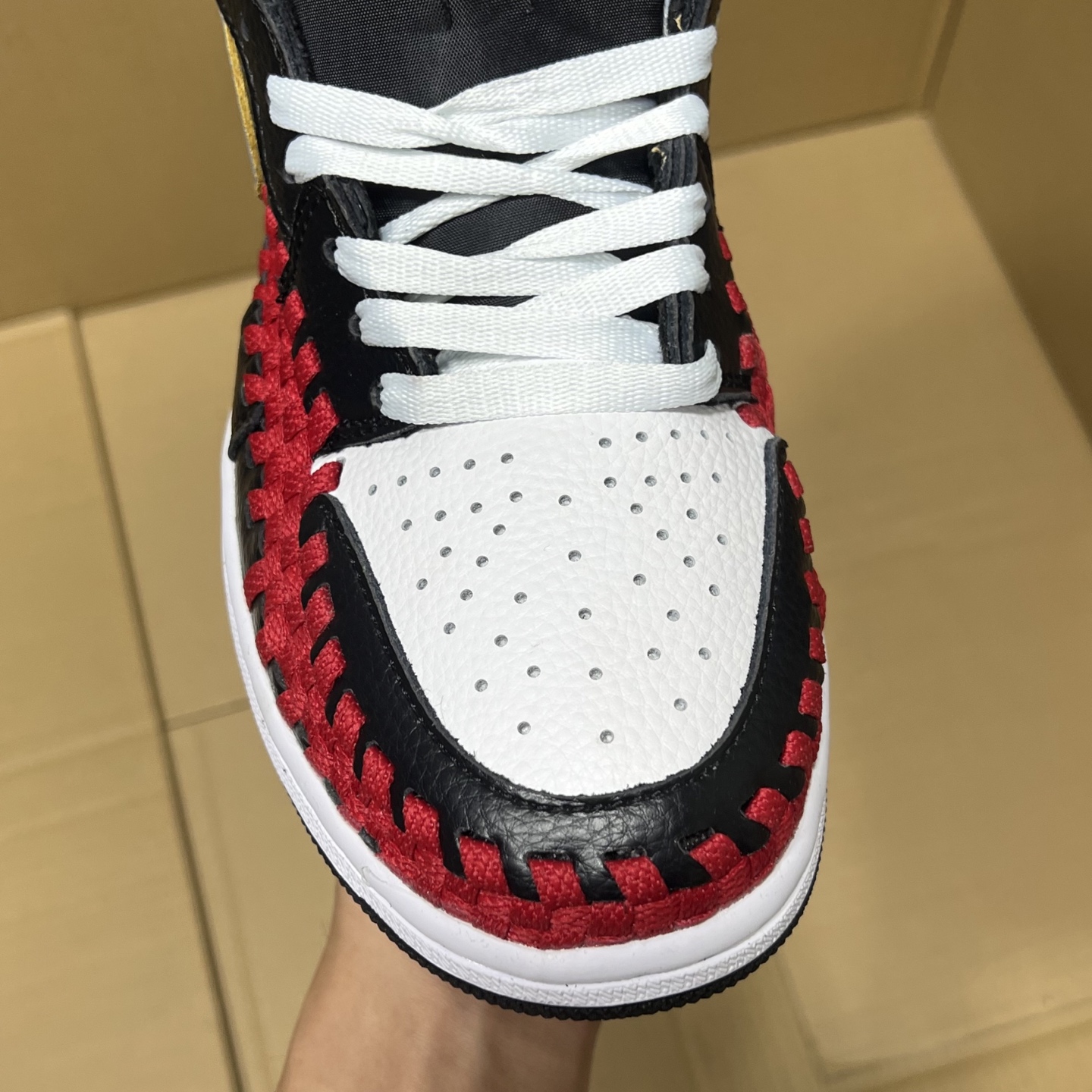 推荐特价💰159！ 
莞产纯原AJ1高帮编织特价！
尺码36-46，全码输出！
外贸纯原大厂出品，正确原装大盒！公司原档案原数据编织拼接鞋面，品质妥妥的好货！欢迎外贸大哥合作！
编码AB325869