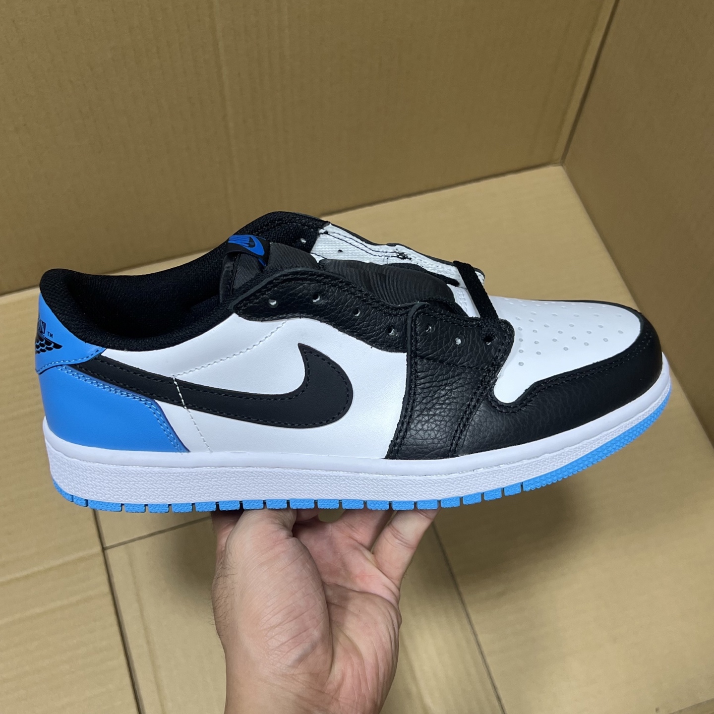 新KZ版
aj1倒钩低帮系列！
尺码35.5-48.5 全码出货！
原外贸大厂原班人马打造！曾经的销量之王！品质毋庸置疑，绝对吊打市场同品质 同价位版本！
编码AB295863