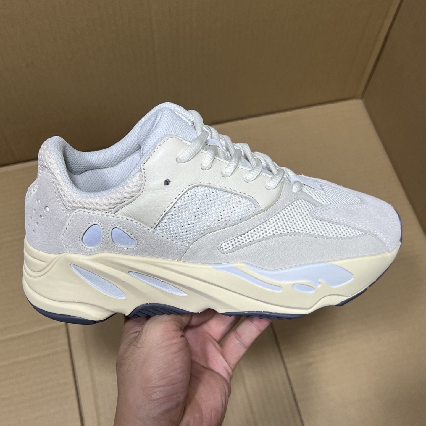 OG版本!椰子700特价 原价多少的你们都知道!外面随便差不多的都要200+,手速要快随时断码! 编码AB248547!