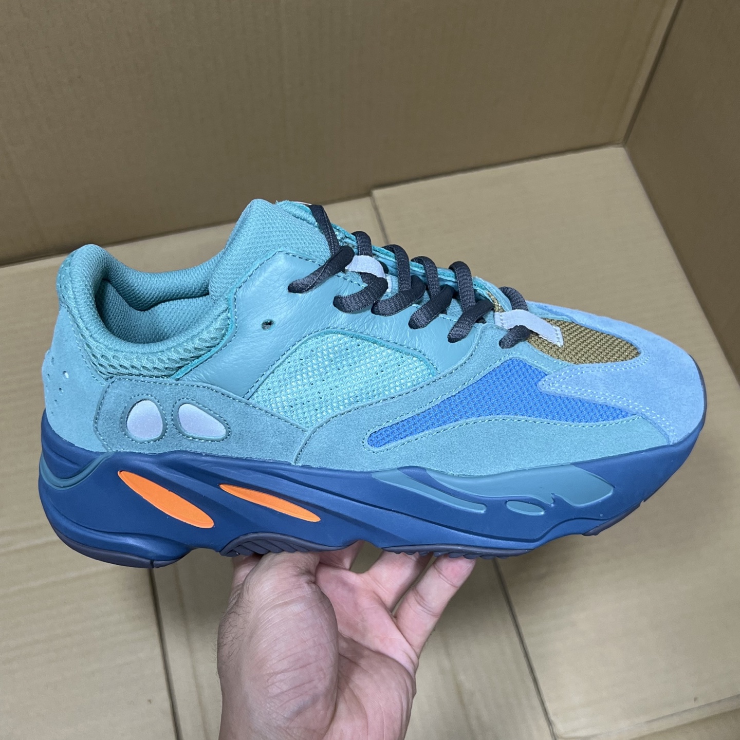 OG版本!椰子700特价 原价多少的你们都知道!外面随便差不多的都要200+,手速要快随时断码! 编码AB248547!