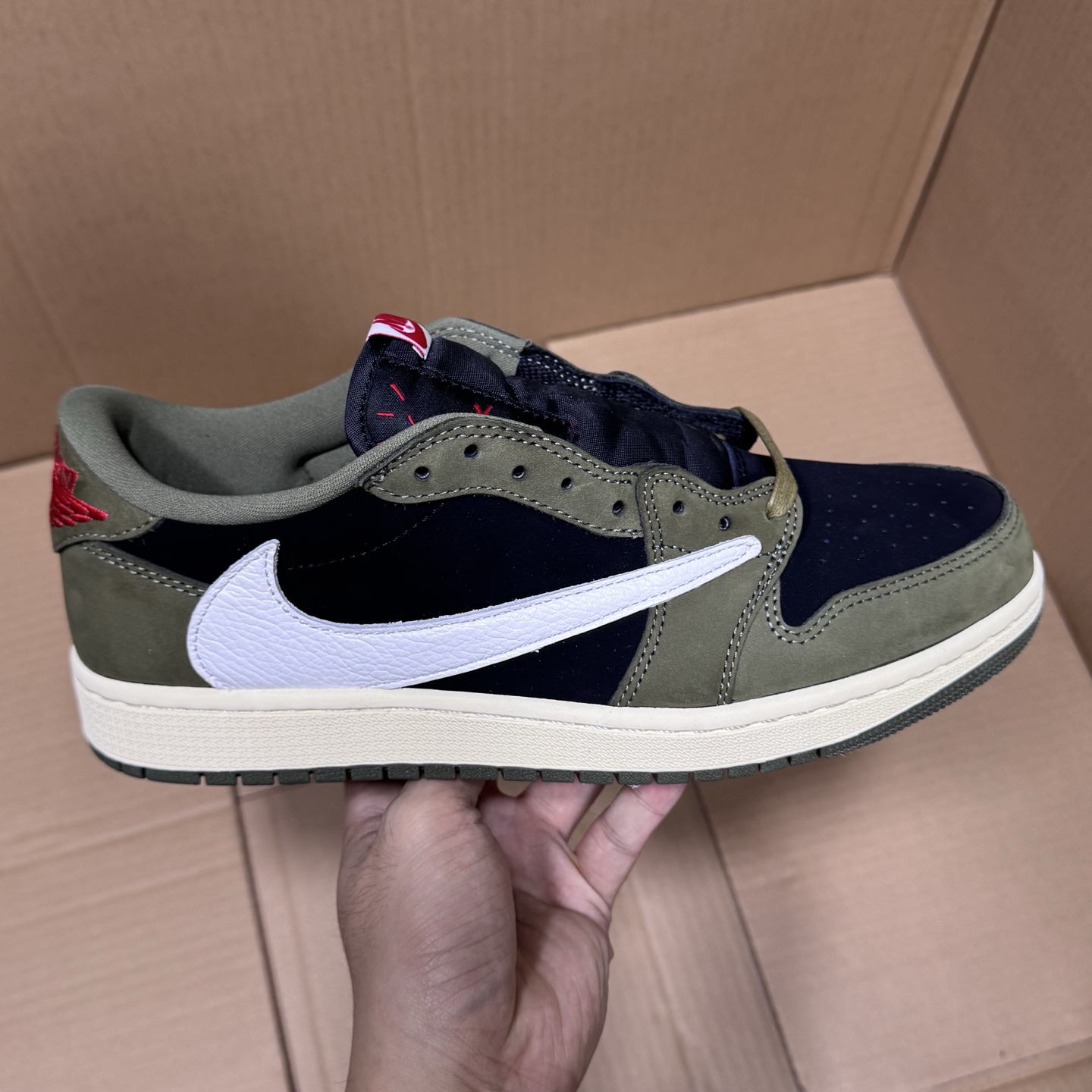 新KZ版
aj1倒钩低帮系列！
尺码35.5-48.5 全码出货！
原外贸大厂原班人马打造！曾经的销量之王！品质毋庸置疑，绝对吊打市场同品质 同价位版本！
编码AB295863