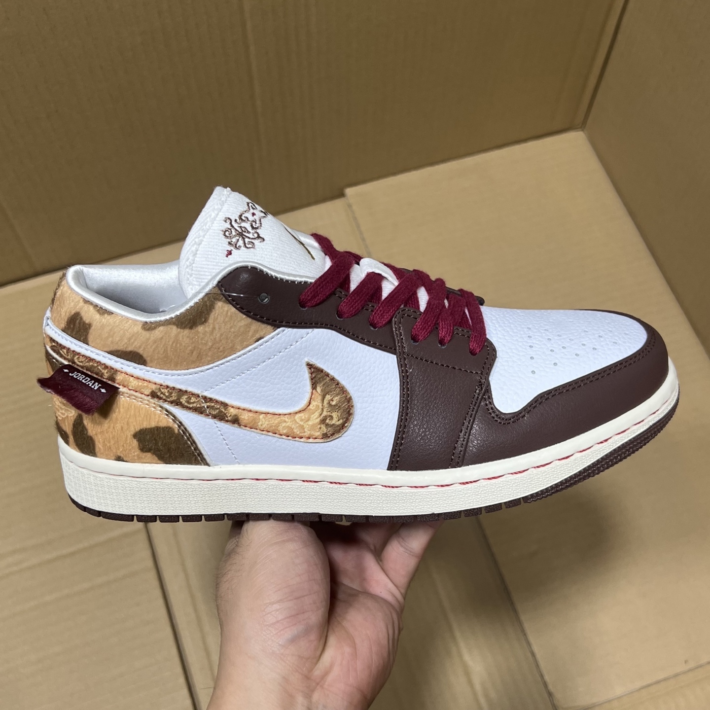 H版aj1低帮马年限定！
尺码：36-46，全码出货！
独家马年限定出货！品质 细节 如图所示！每日精准库存，售前售后无忧！各位放心买卖！编码AB265869