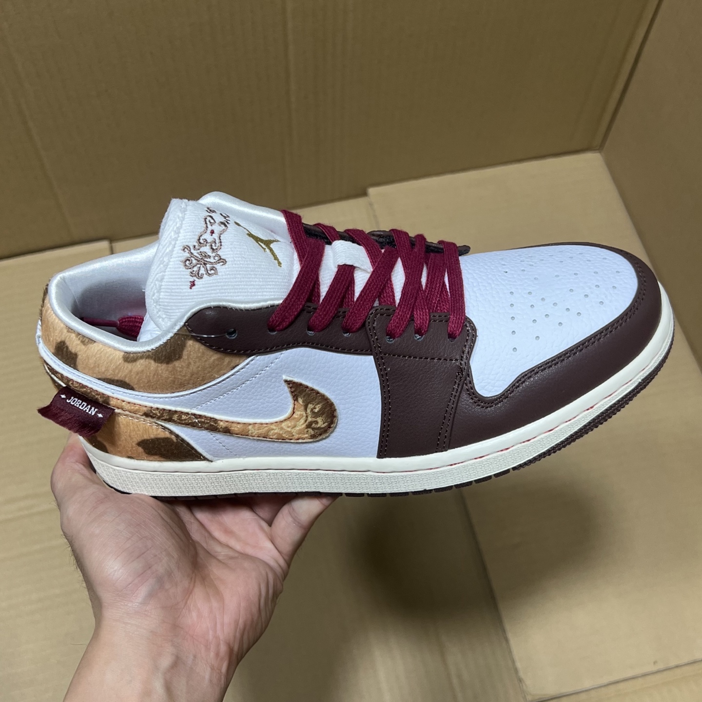 H版aj1低帮马年限定！
尺码：36-46，全码出货！
独家马年限定出货！品质 细节 如图所示！每日精准库存，售前售后无忧！各位放心买卖！编码AB265869