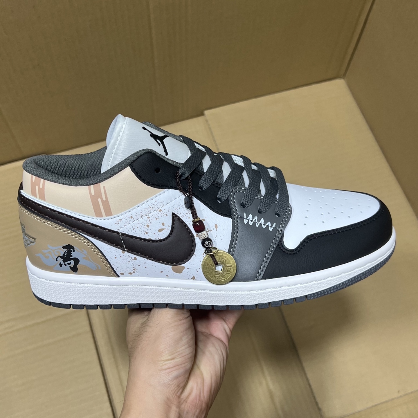 H版aj1低帮马年限定! 全码出货! 独家马年限定出货!品质 细节 如图所示!每日精准库存,售前售后无忧!各位放心买卖!编码AB265869