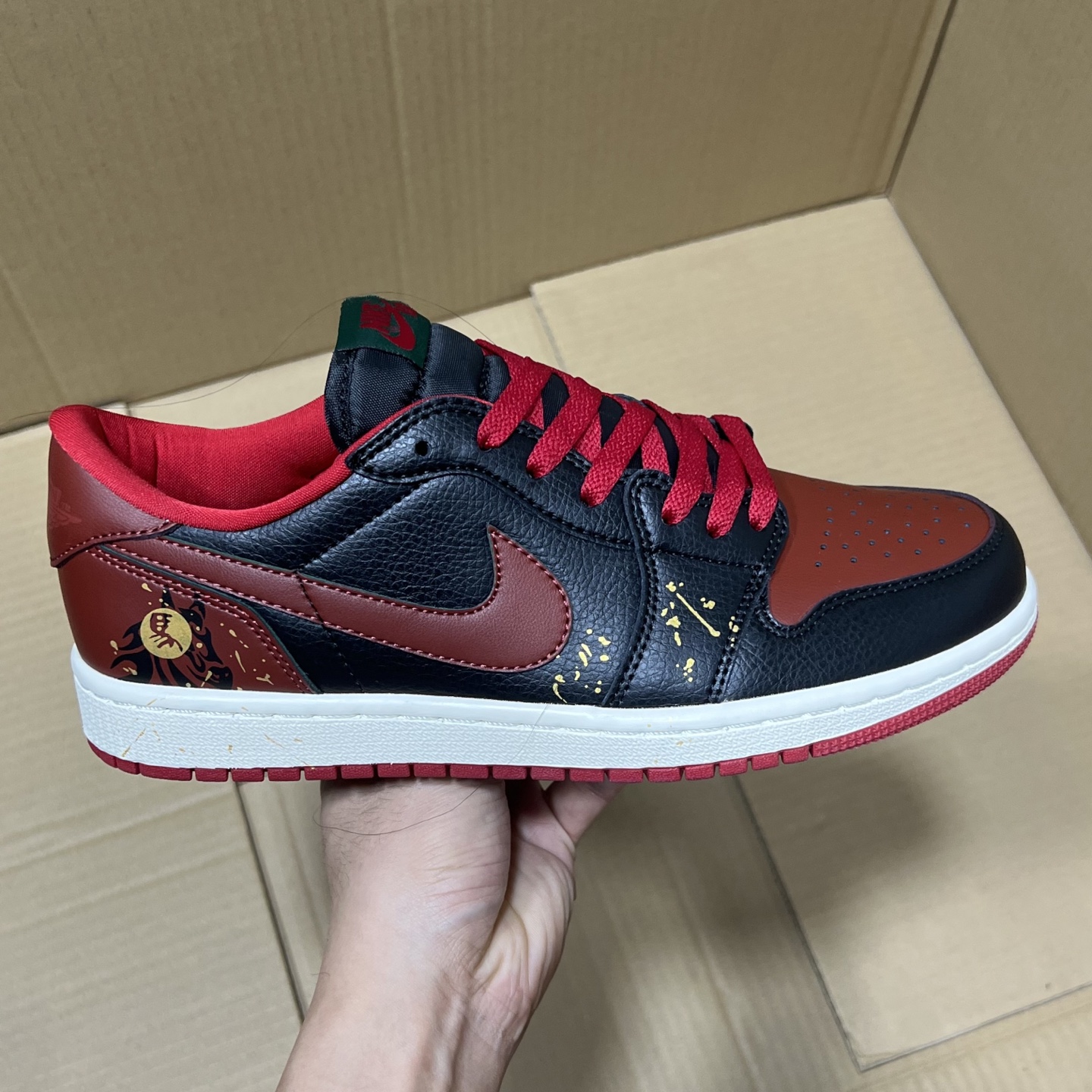 H版aj1低帮马年限定! 全码出货! 独家马年限定出货!品质 细节 如图所示!每日精准库存,售前售后无忧!各位放心买卖!编码AB265869