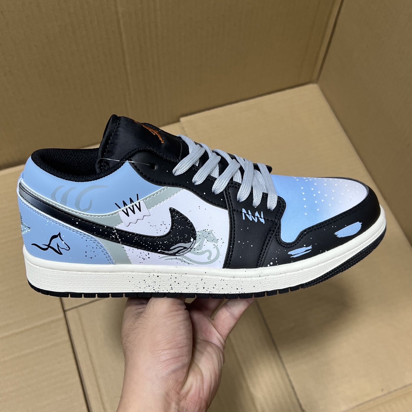 H版aj1低帮马年限定! 全码出货! 独家马年限定出货!品质 细节 如图所示!每日精准库存,售前售后无忧!各位放心买卖!编码AB265869