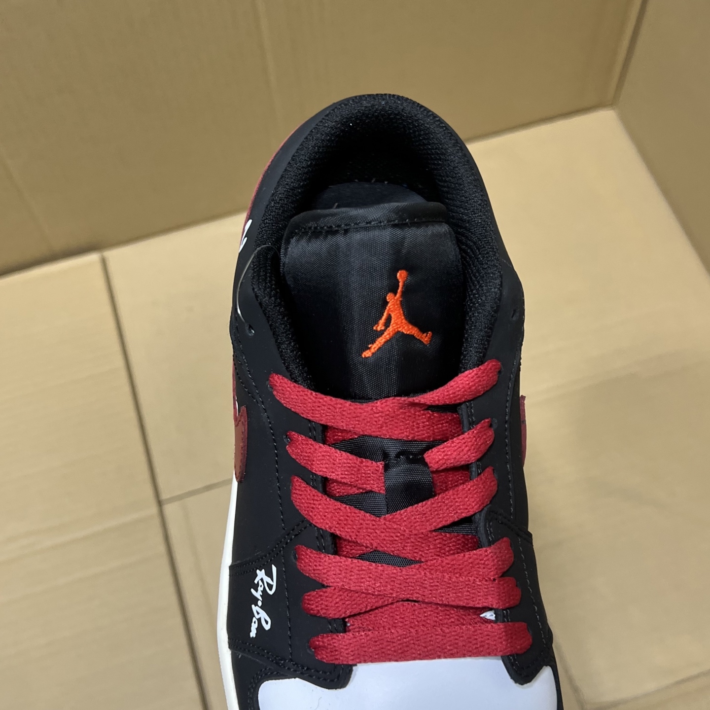 H版aj1低帮马年限定! 全码出货! 独家马年限定出货!品质 细节 如图所示!每日精准库存,售前售后无忧!各位放心买卖!编码AB265869