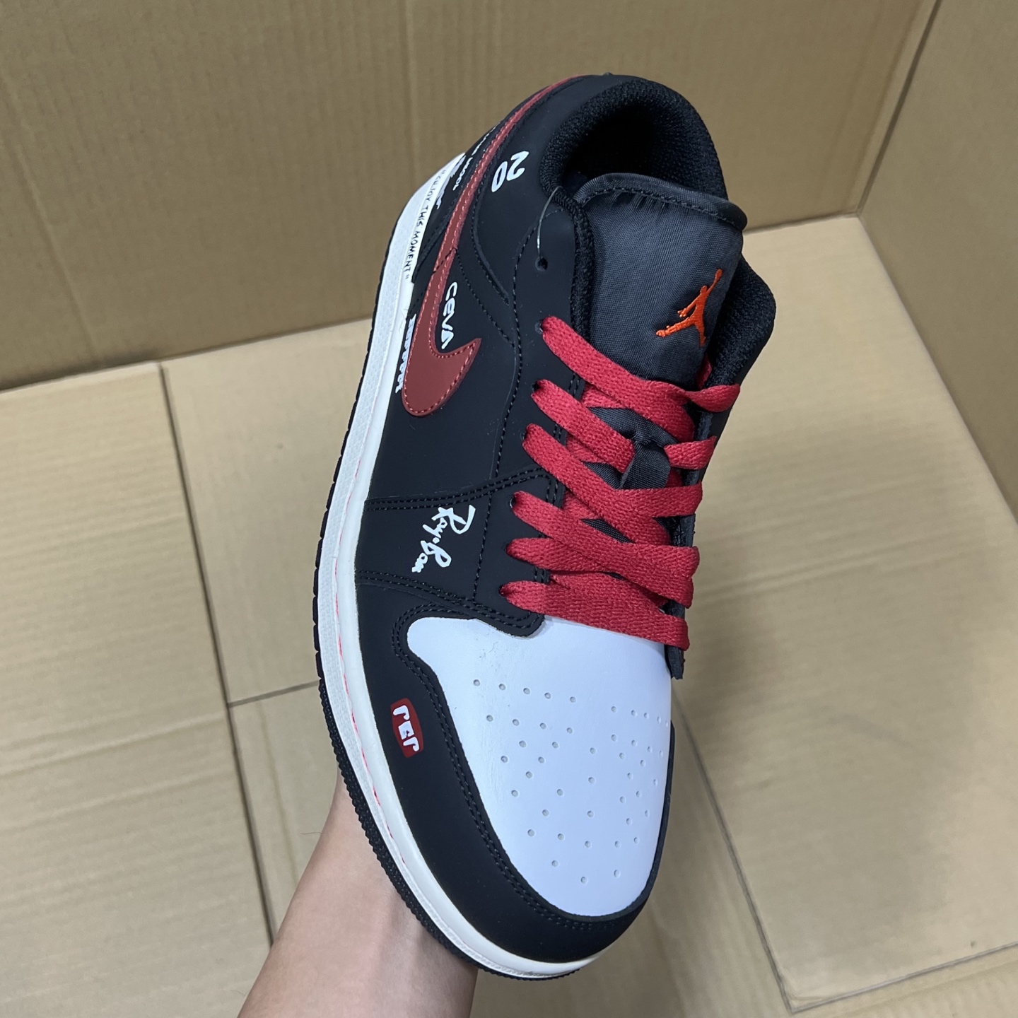 H版aj1低帮马年限定! 全码出货! 独家马年限定出货!品质 细节 如图所示!每日精准库存,售前售后无忧!各位放心买卖!编码AB265869