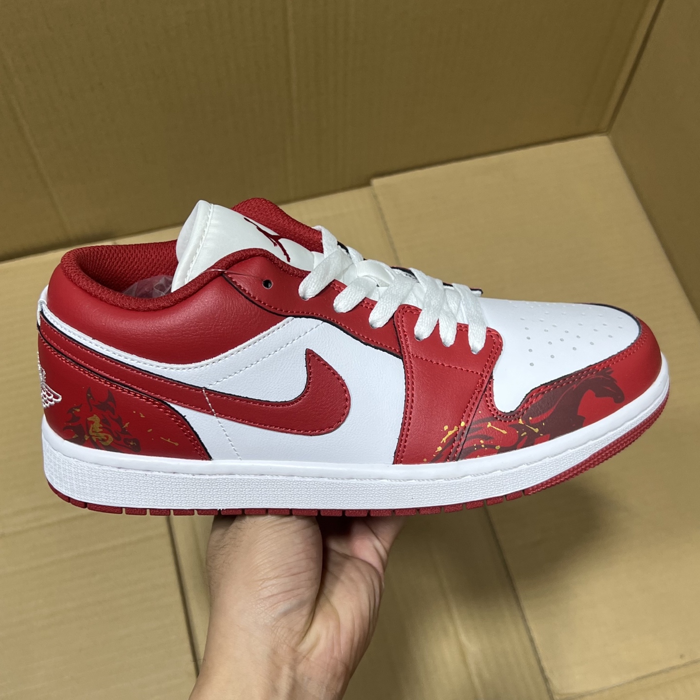 H版aj1低帮马年限定! 全码出货! 独家马年限定出货!品质 细节 如图所示!每日精准库存,售前售后无忧!各位放心买卖!编码AB265869