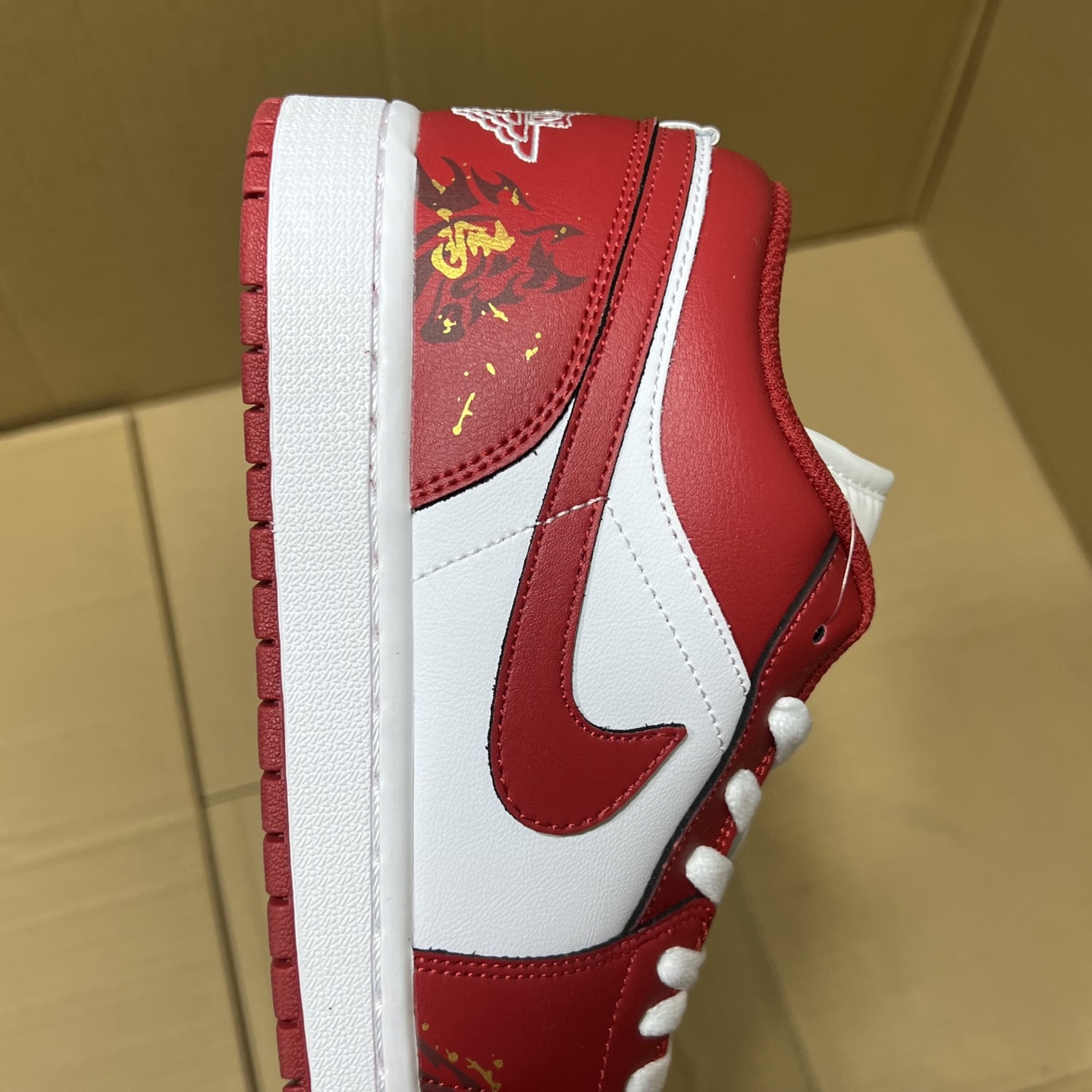 H版aj1低帮马年限定! 全码出货! 独家马年限定出货!品质 细节 如图所示!每日精准库存,售前售后无忧!各位放心买卖!编码AB265869
