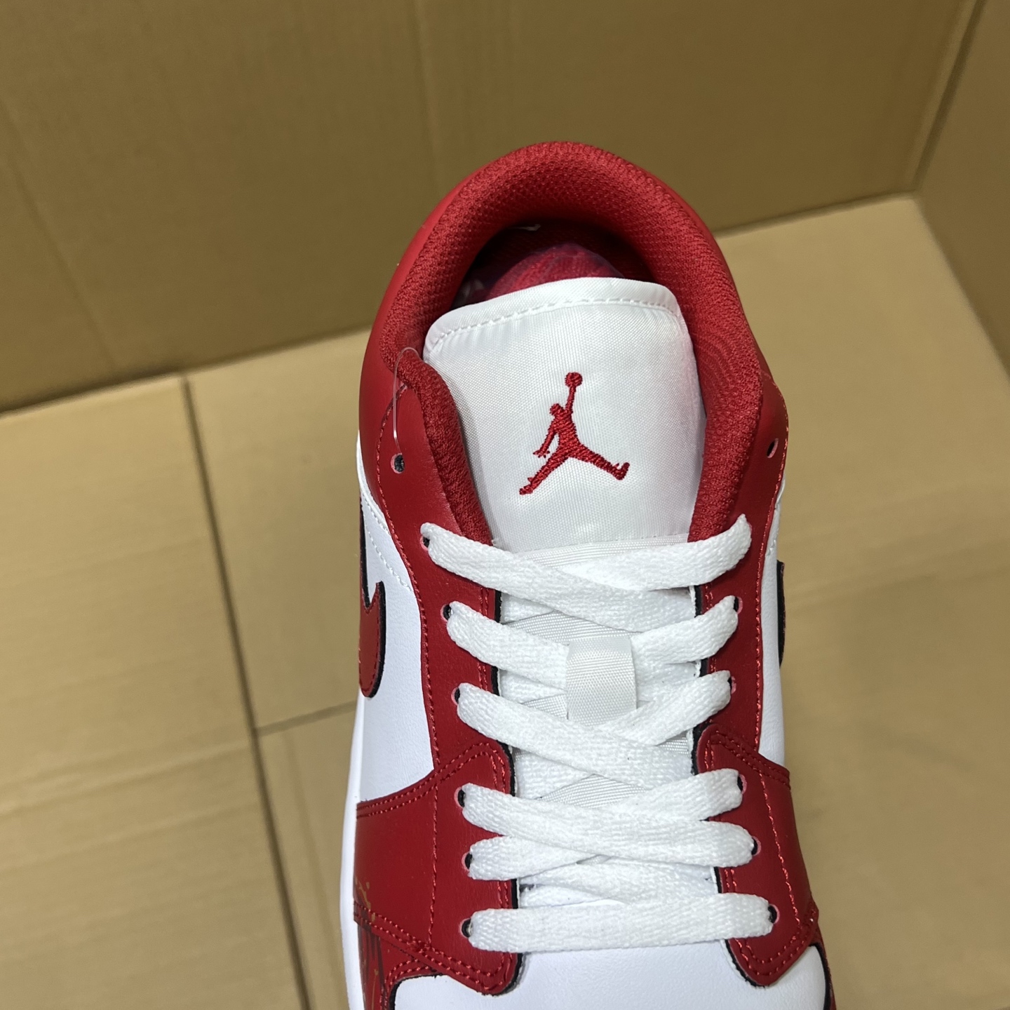 H版aj1低帮马年限定! 全码出货! 独家马年限定出货!品质 细节 如图所示!每日精准库存,售前售后无忧!各位放心买卖!编码AB265869