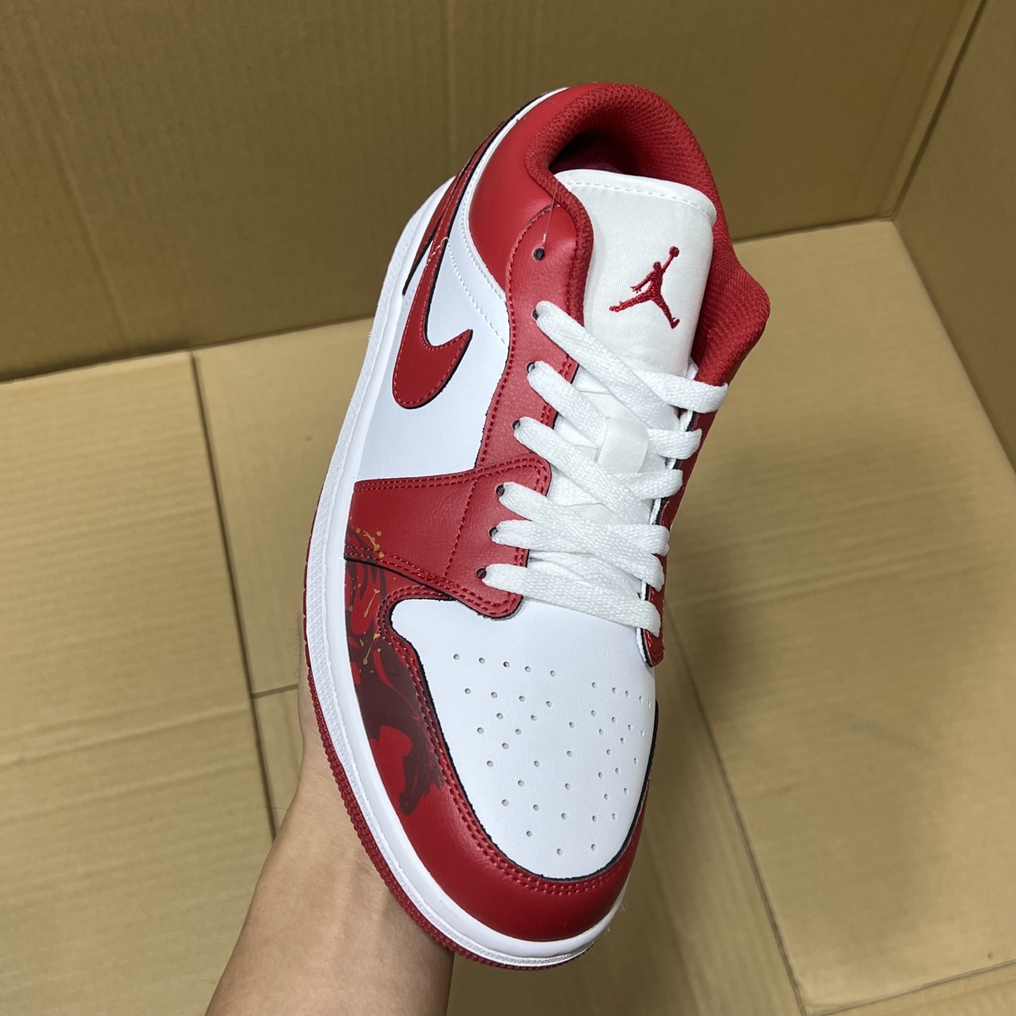 H版aj1低帮马年限定! 全码出货! 独家马年限定出货!品质 细节 如图所示!每日精准库存,售前售后无忧!各位放心买卖!编码AB265869