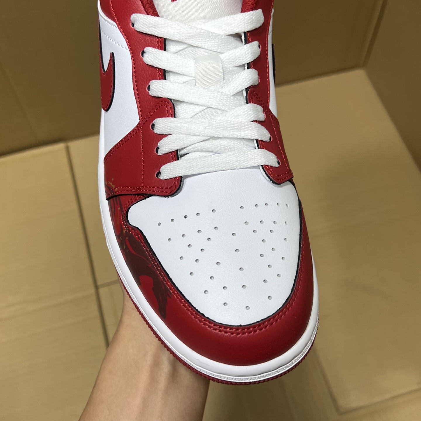 H版aj1低帮马年限定! 全码出货! 独家马年限定出货!品质 细节 如图所示!每日精准库存,售前售后无忧!各位放心买卖!编码AB265869